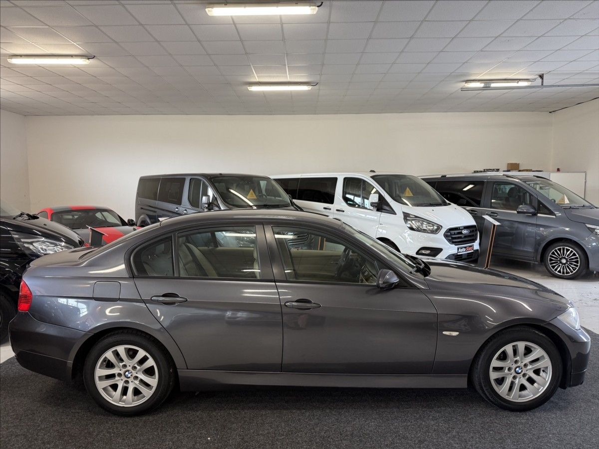 BMW Řada 3, 320i E90,110kW,manuál - fotka 4