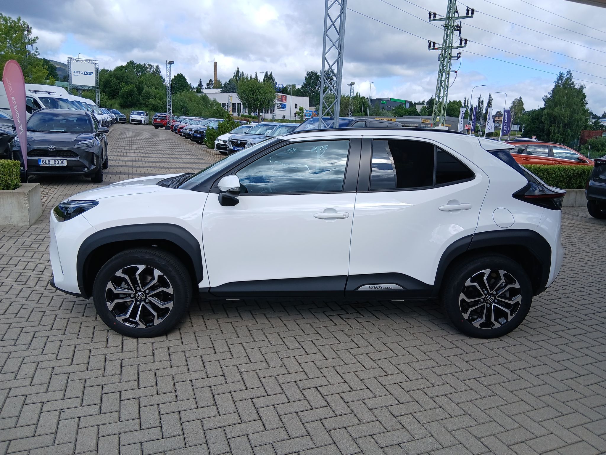 Toyota Yaris Cross, 1.5 Hybrid e-CVT 4x4 Style - fotka 4
