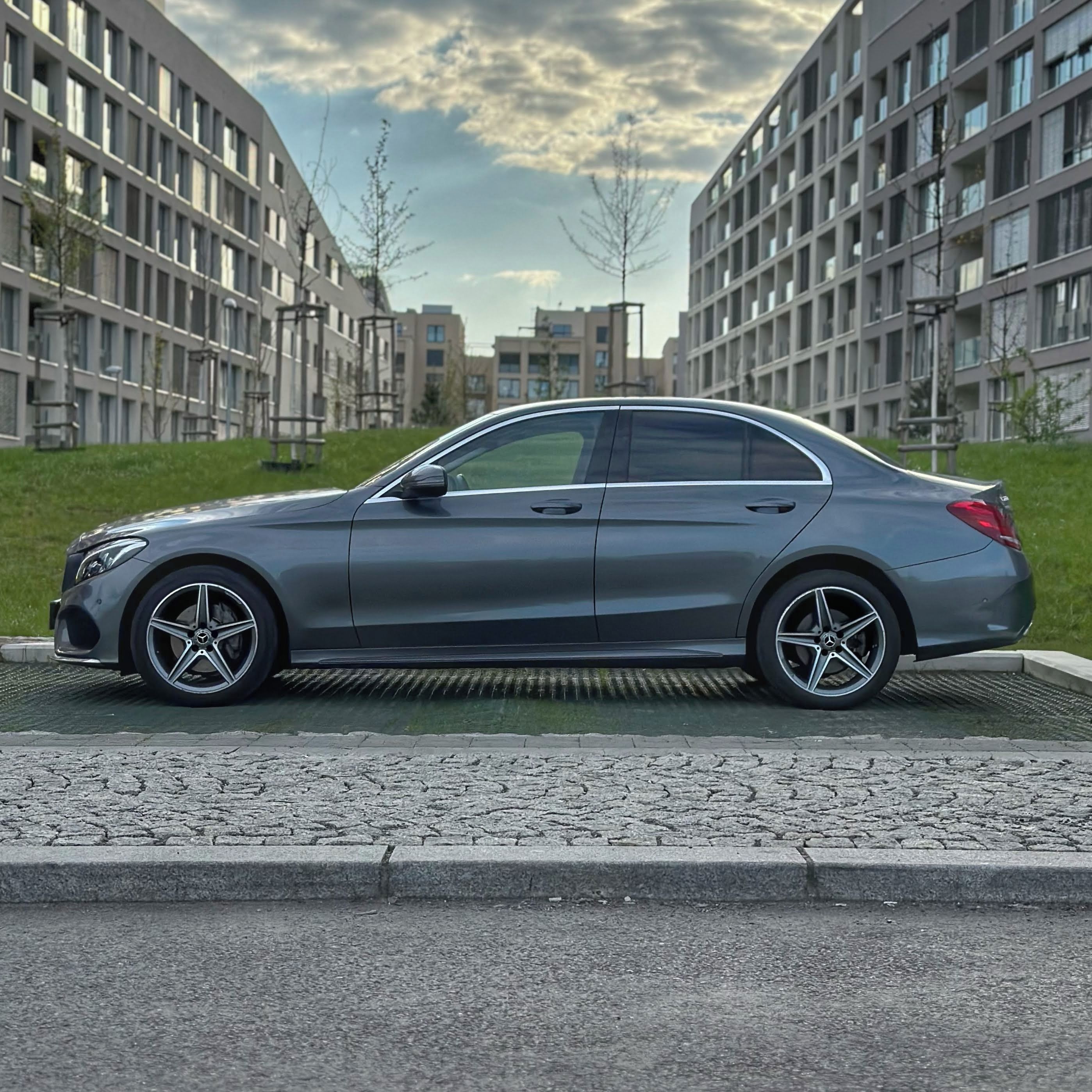 Mercedes-Benz Třídy C, 220 d 4MATIC AMG Line, 1. maji - fotka 2