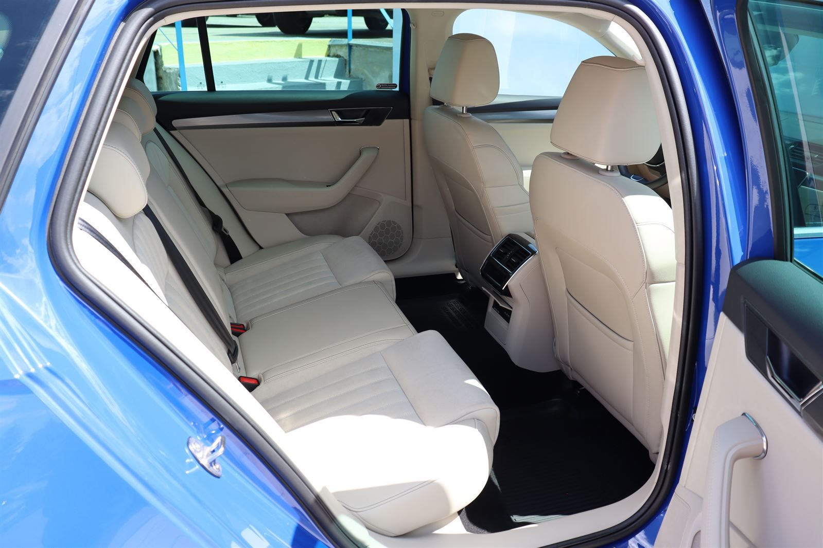 Škoda Superb, 2.0 TDI Style Combi DSG - fotka 6