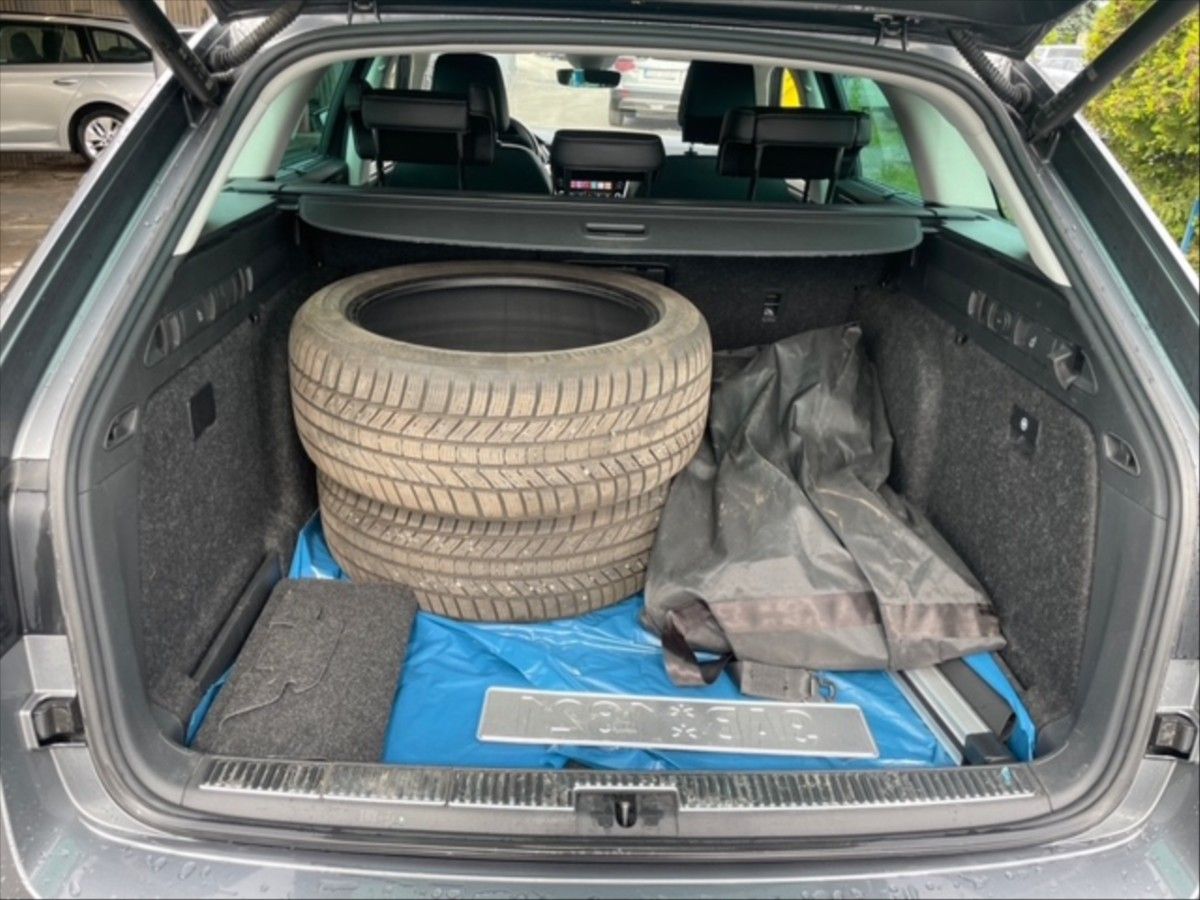 Škoda Superb, 2,0 TDI 147 L&K Combi Aut - fotka 6