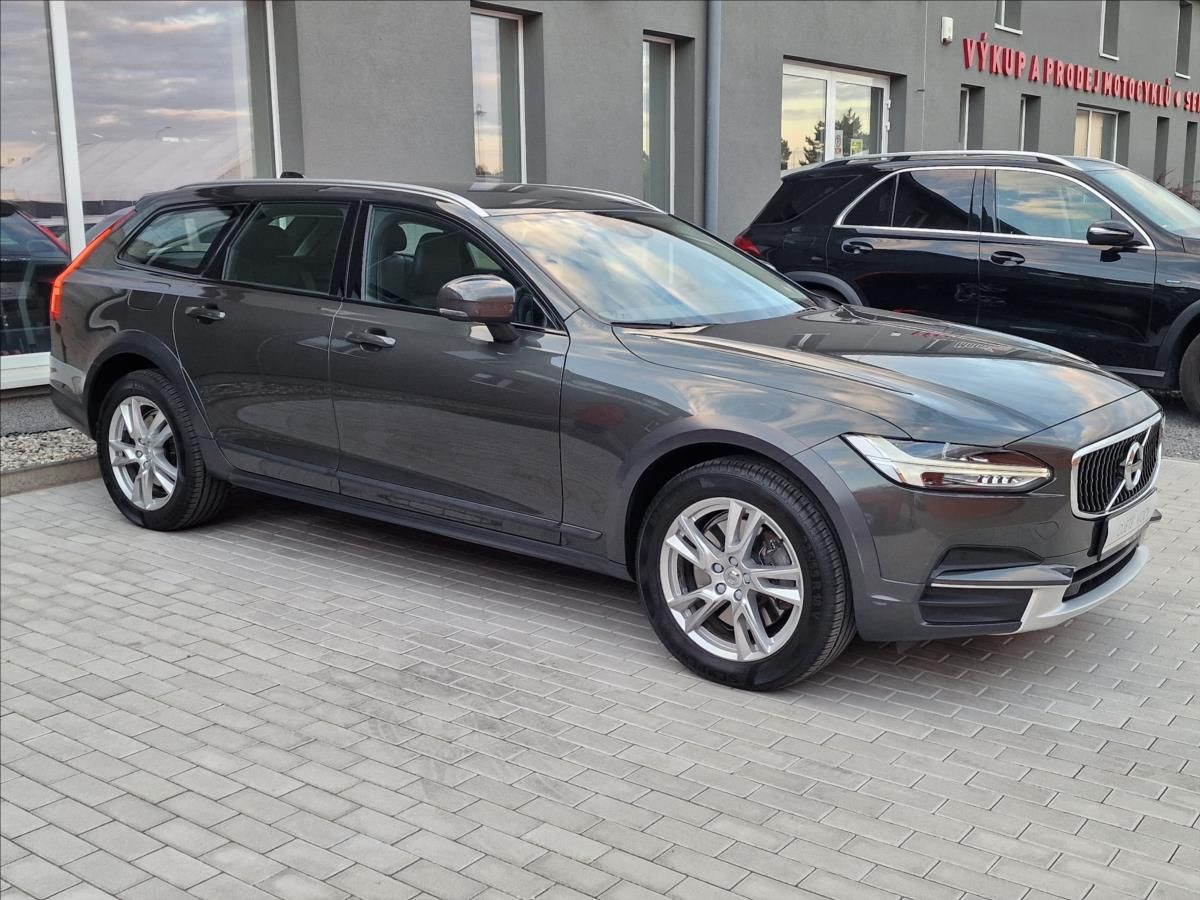 Volvo V90, D4 AWD Cross Country,ČR,1.Maj - fotka 2