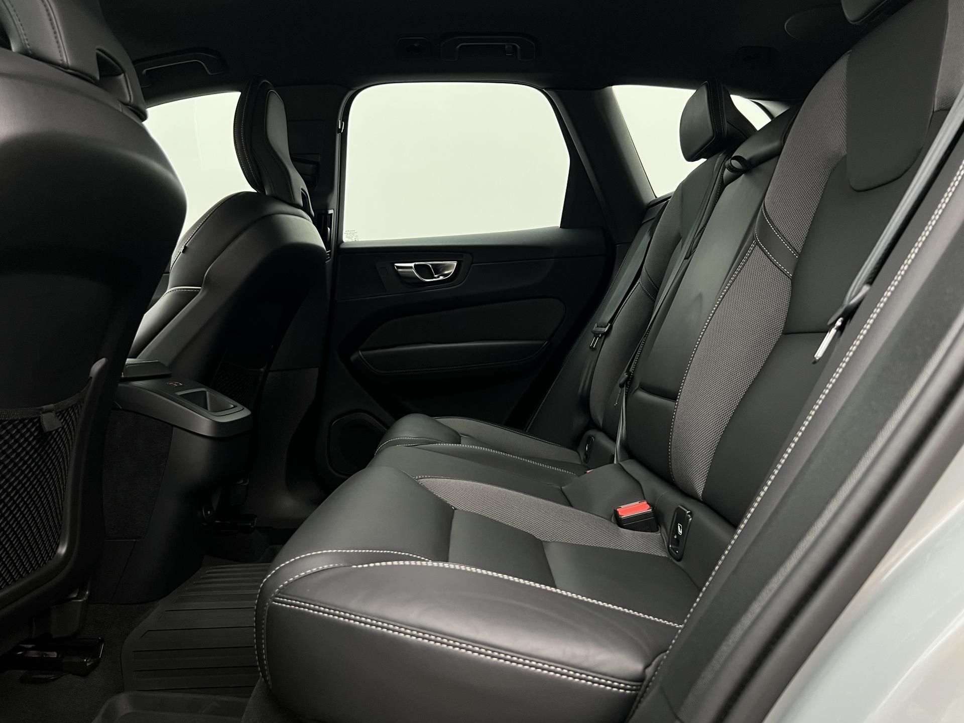 Volvo XC60, B4 AWD DARK PLUS CZ 1. maj. - fotka 6