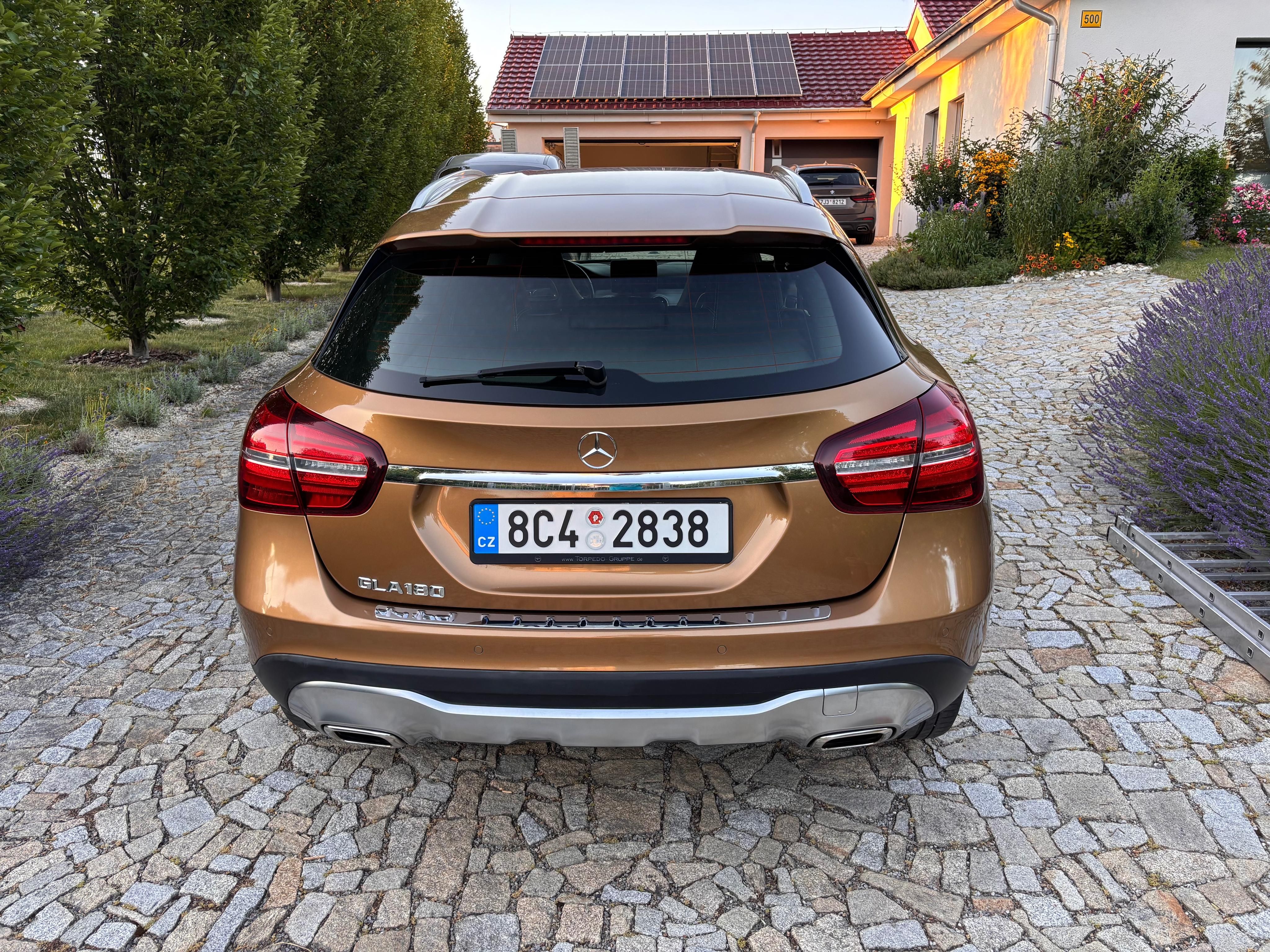 Mercedes-Benz GLA, Mercedes-Benz GLA 180 - fotka 6