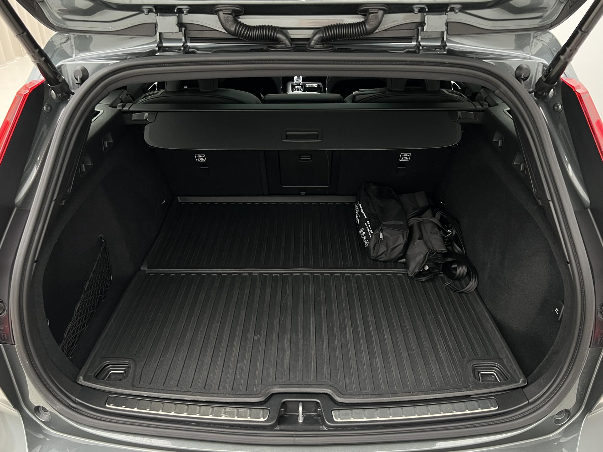 Volvo V60, T6 AWD DARK PLUS 1. maj. - fotka 5