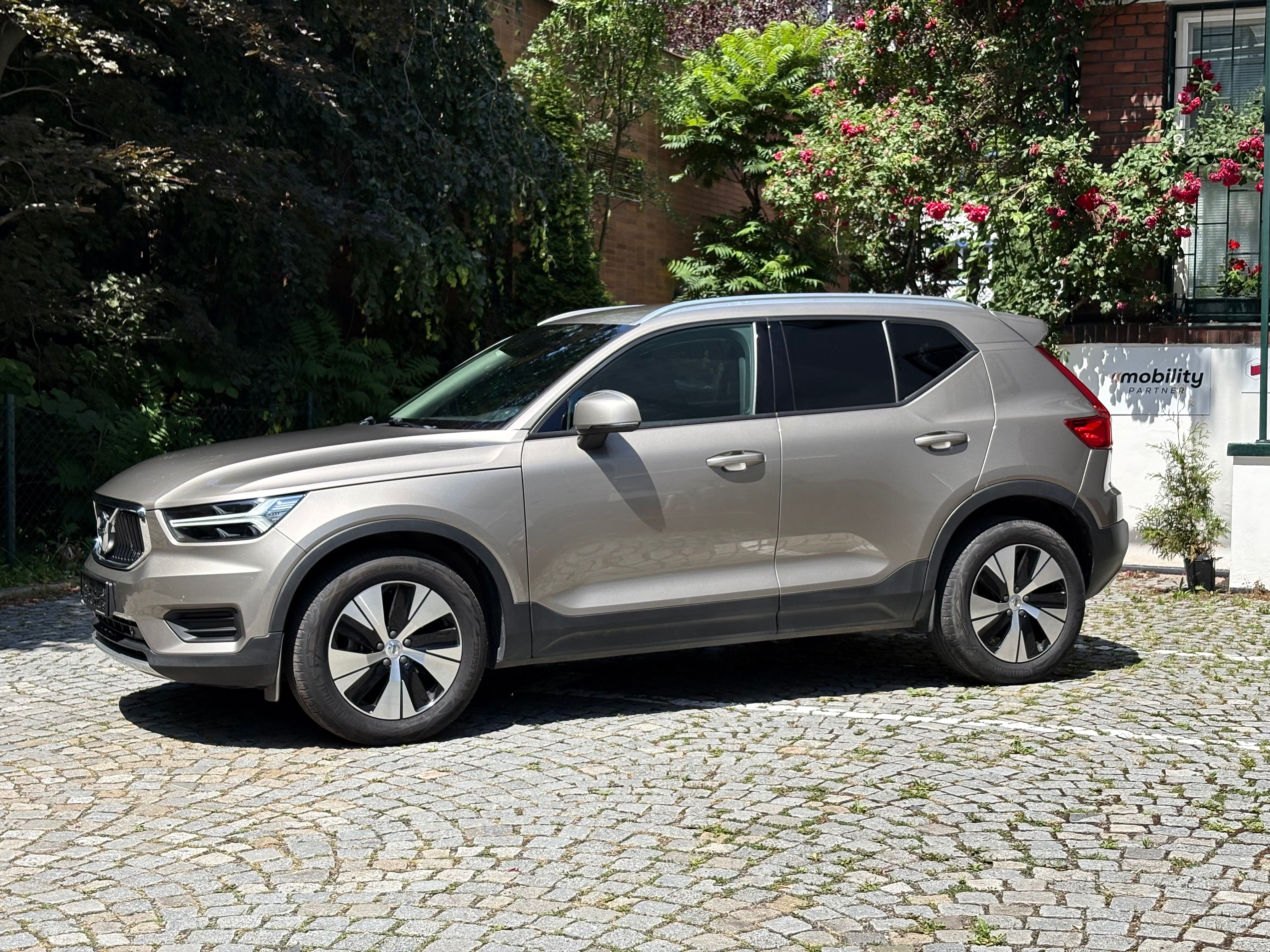 Volvo XC40, T3 120kW Momentum Auto, ČR - fotka 3