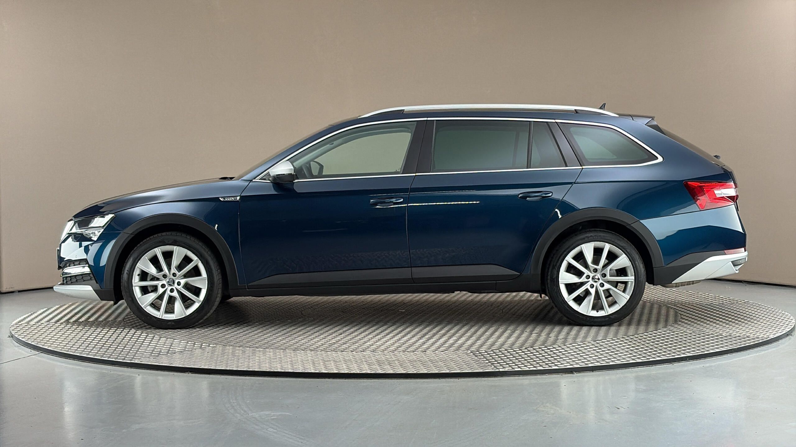 Škoda Superb, 2.0 TDI DSG 4x4 Scout Combi - fotka 4