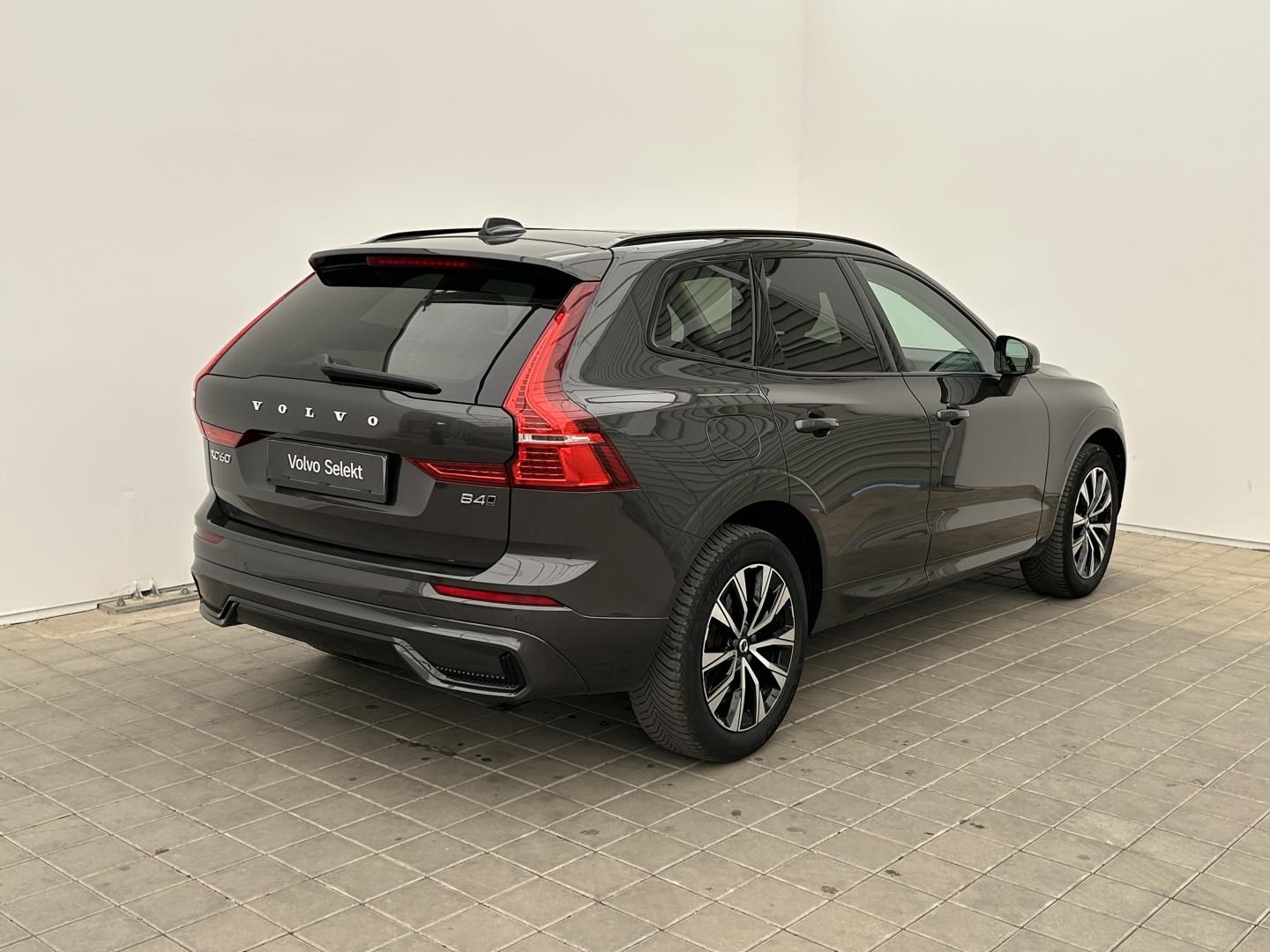 Volvo XC60, 2.0B4 145kW 4x4  PLUS  Black - fotka 6