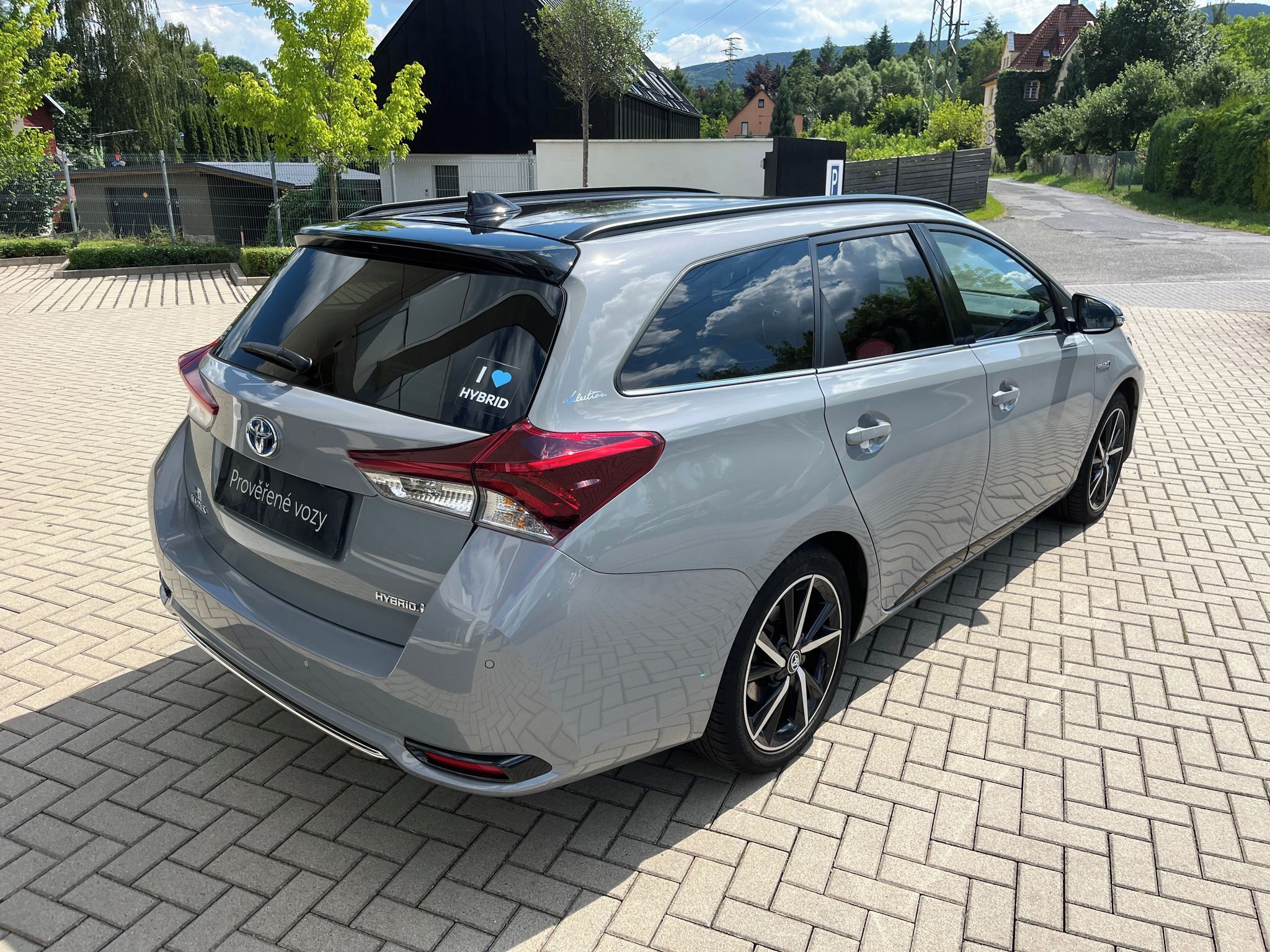 Toyota Auris, 1.8 Hybrid e-CVT Selection TS - fotka 6