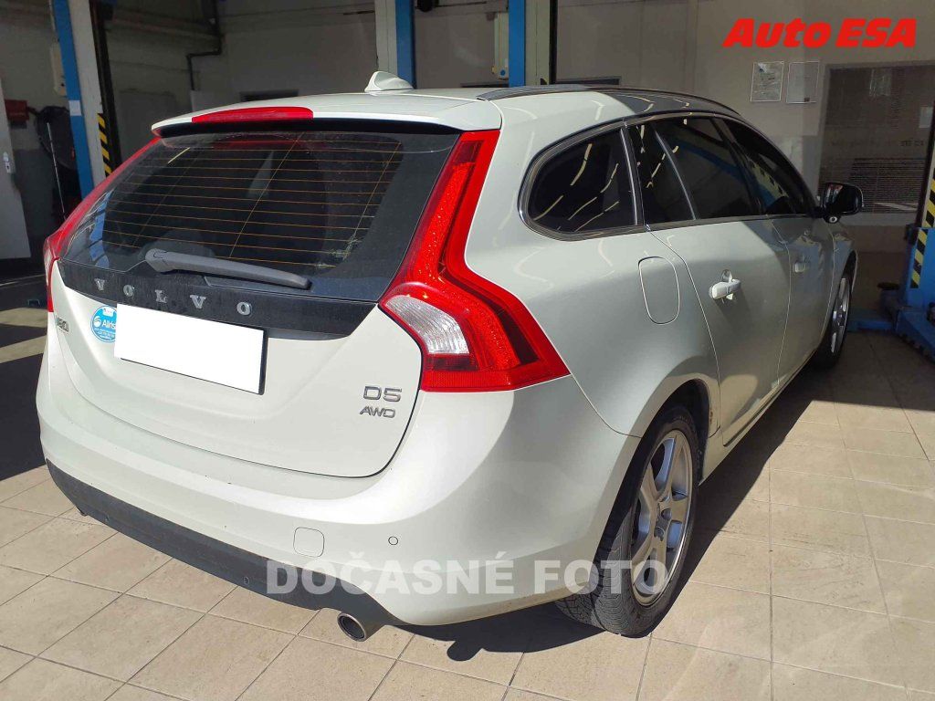 Volvo V60, 2.4 D5 - fotka 2