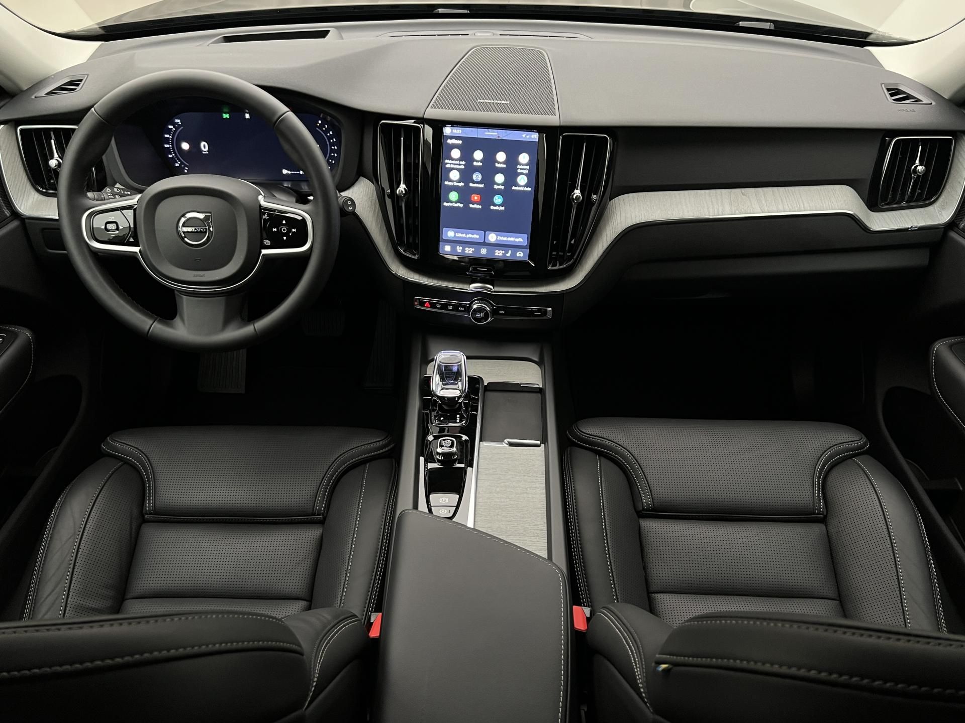 Volvo XC60, B5 AWD DARK PLUS AUT - fotka 2