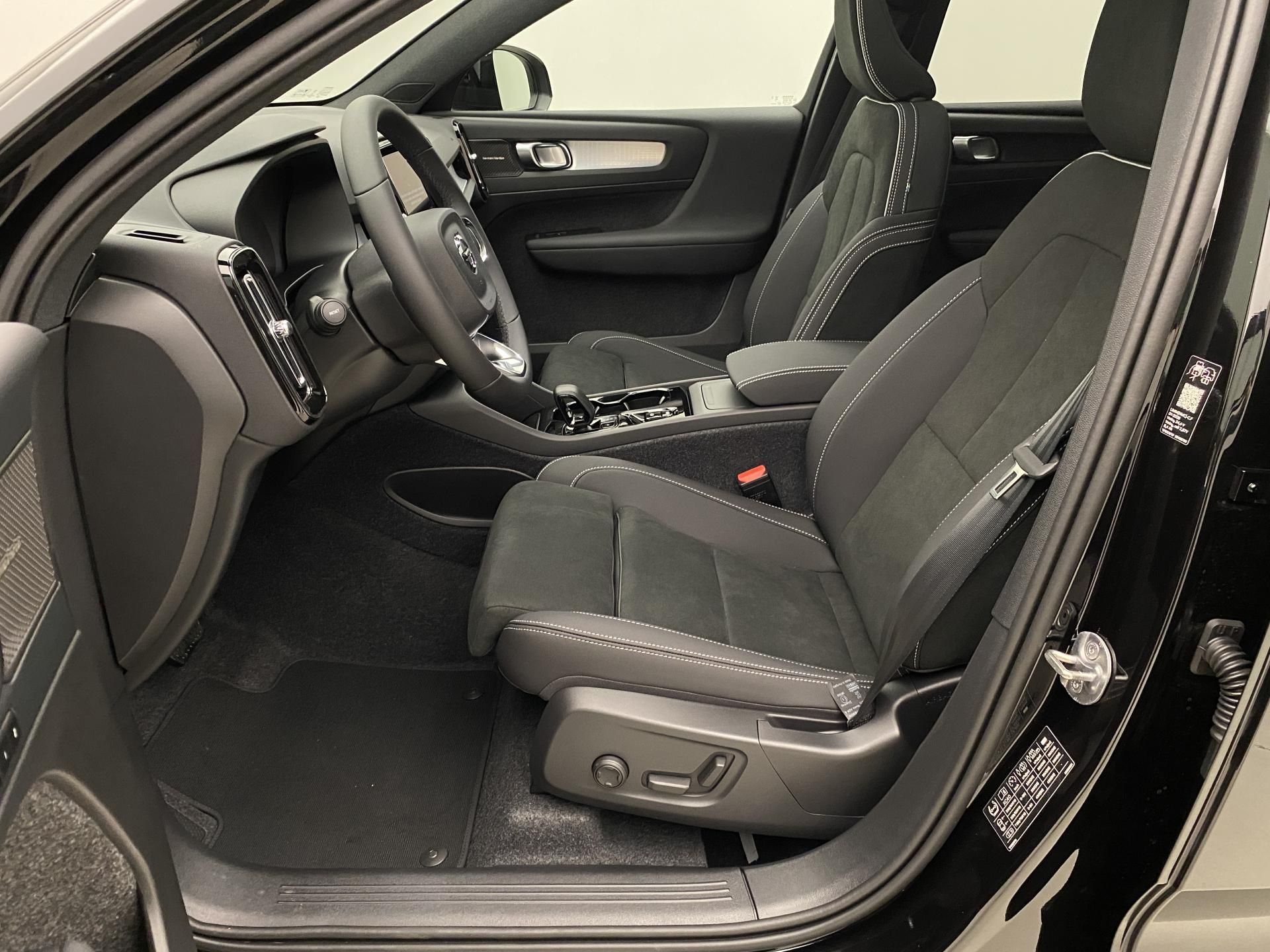Volvo XC40, B3 AUT DARK ULTRA - fotka 3