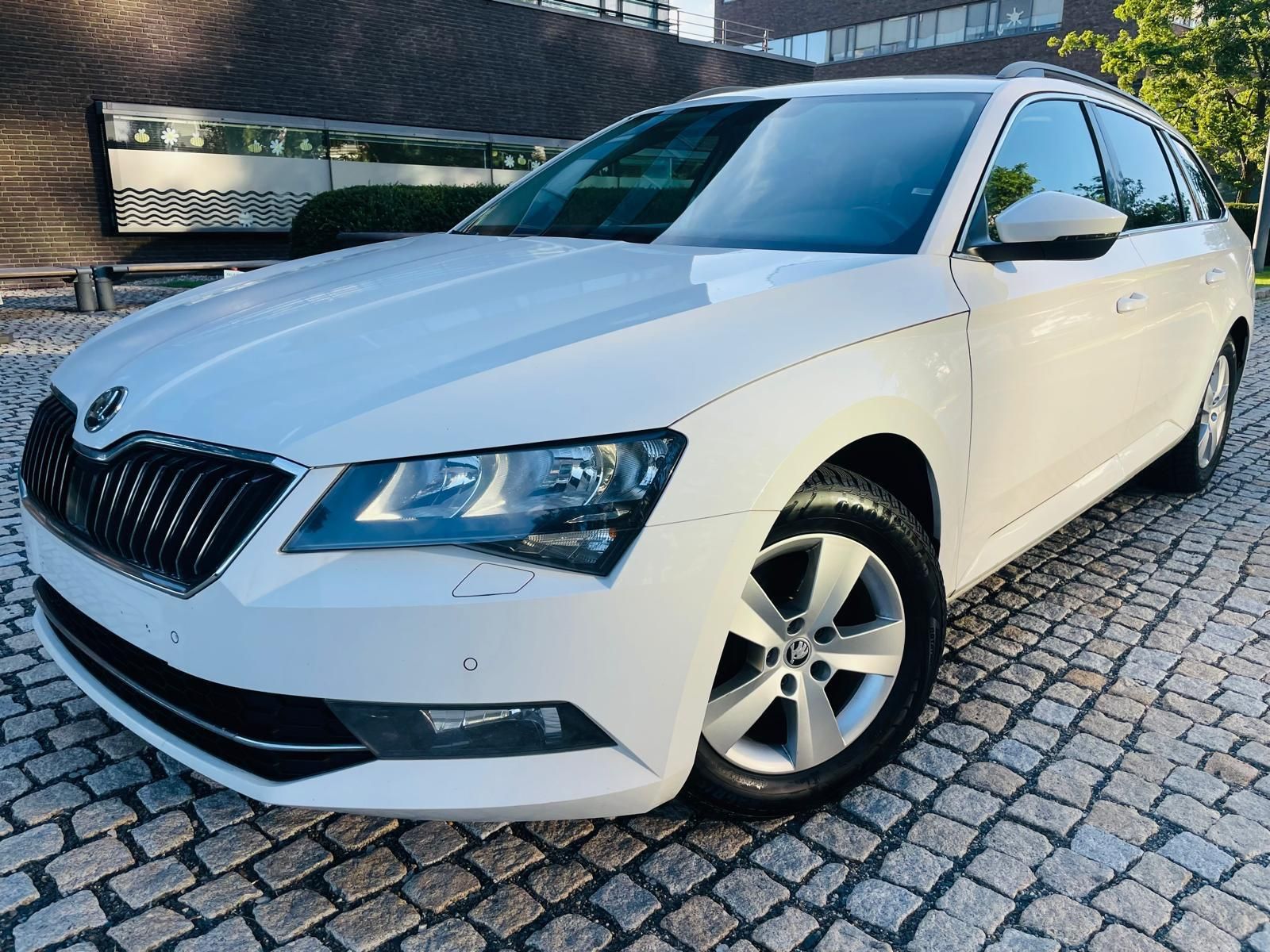Škoda Superb, 2.0TDI 1MAJITEL TAŽNÉ SERVISKA - fotka 2
