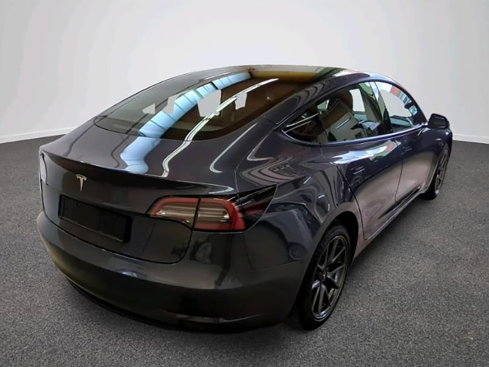 Tesla Model 3, AMD Ryzen, LFP baterie - fotka 3