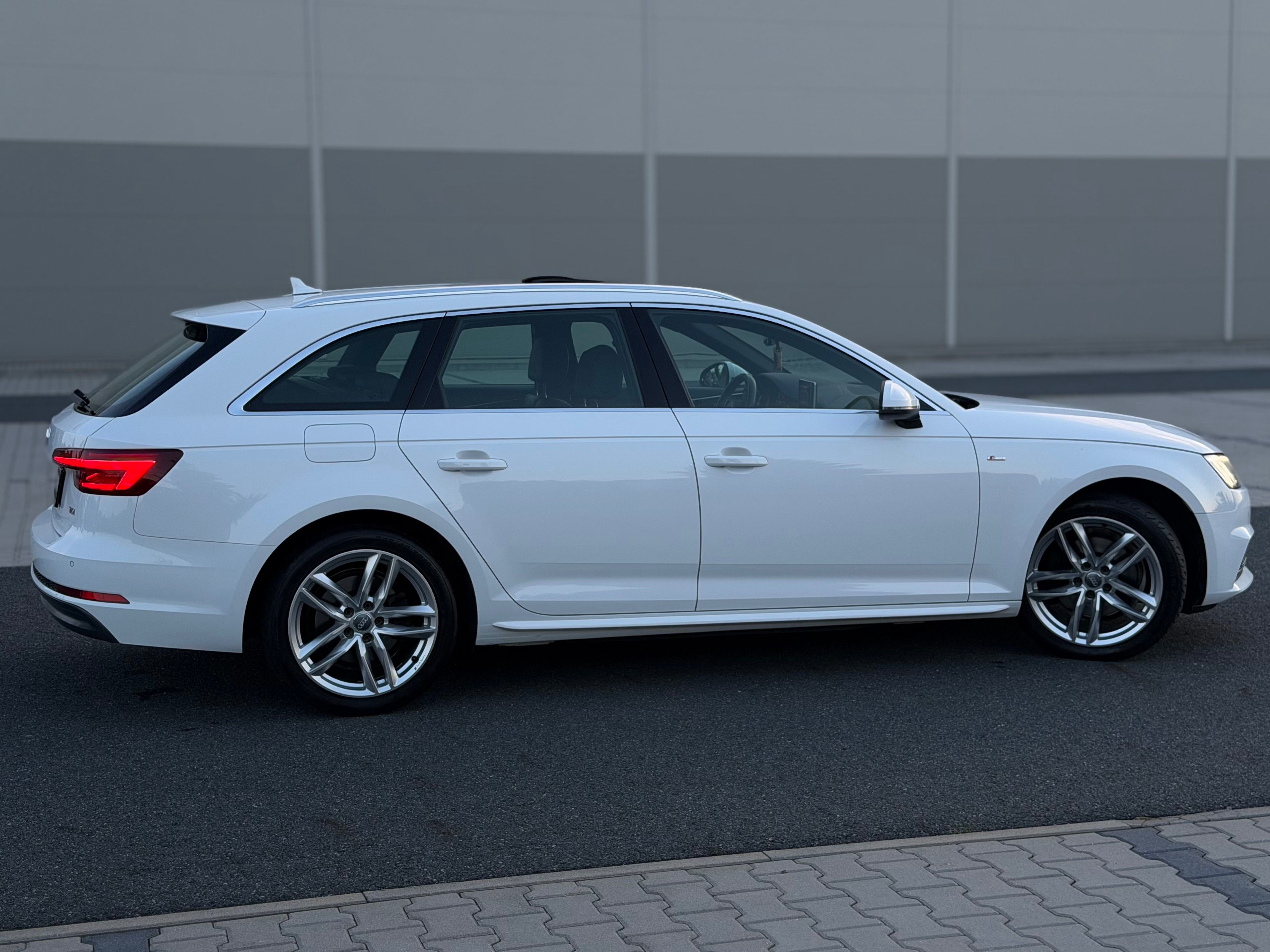 Audi A4, S-Line, LED, VIRTUAL, PANO - fotka 6