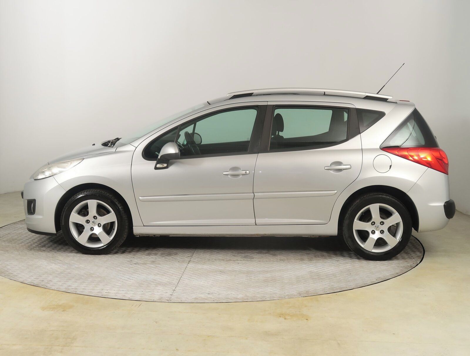 Peugeot 207, 1.6 HDi, po STK, jezdí výborně - fotka 3