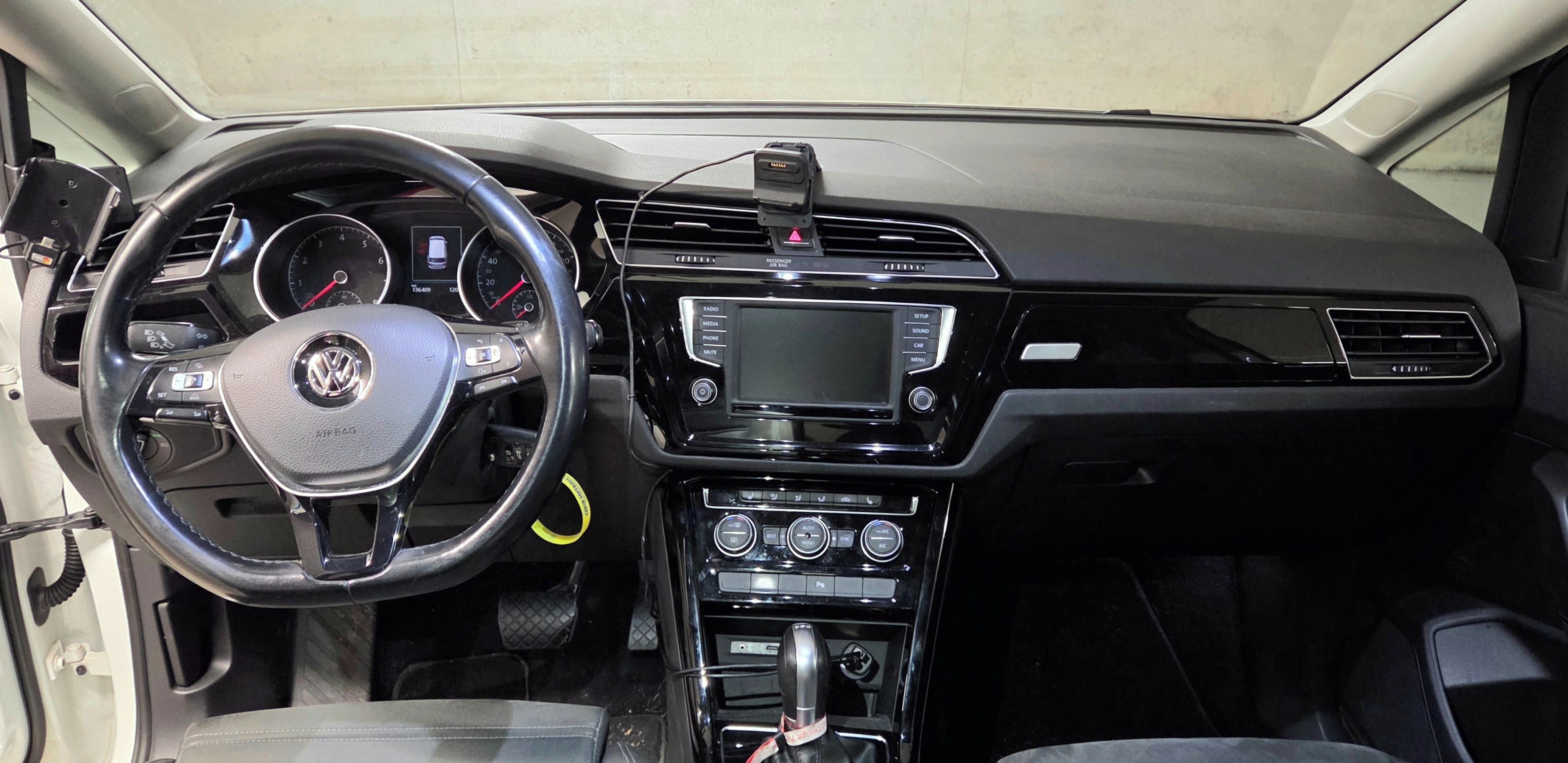 Volkswagen Touran, 1.4 TSi, HighLine, 1. majitel - fotka 5
