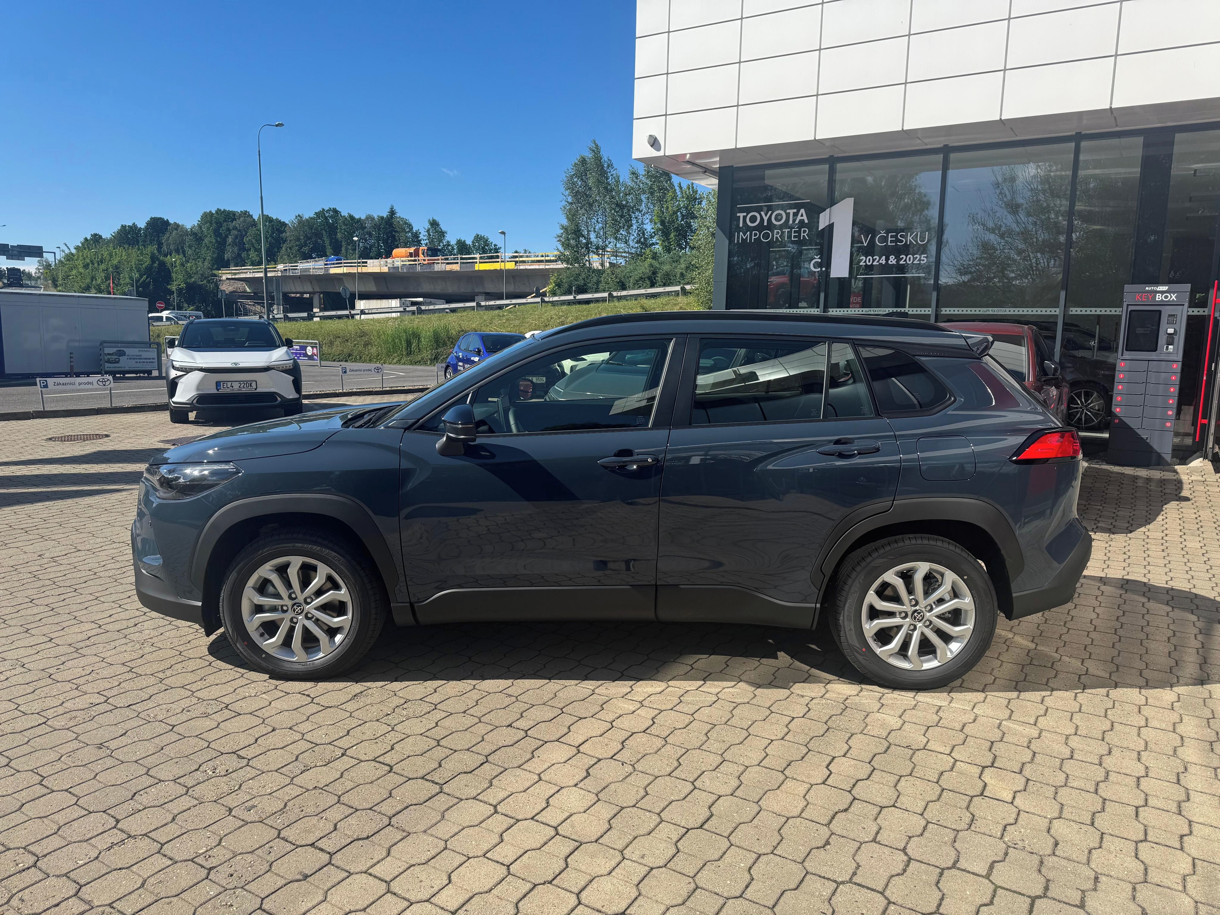Toyota Corolla Cross, 1,8 HEV Comfort Business - fotka 4