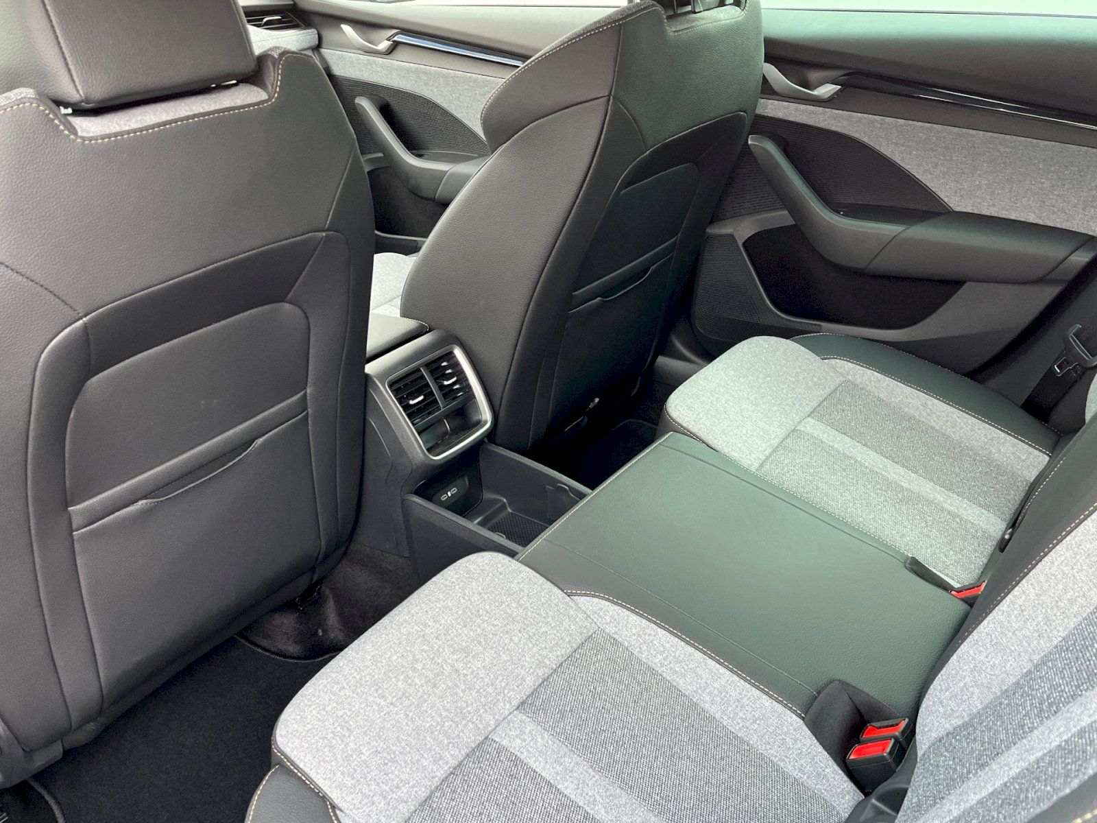 Škoda Octavia, 2.0 TDI 110kW DSG Selection Co - fotka 6
