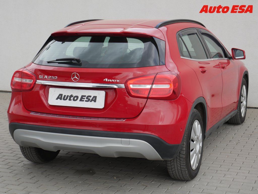Mercedes-Benz GLA, 2.0i GLA 250  4Matic,ČR - fotka 4