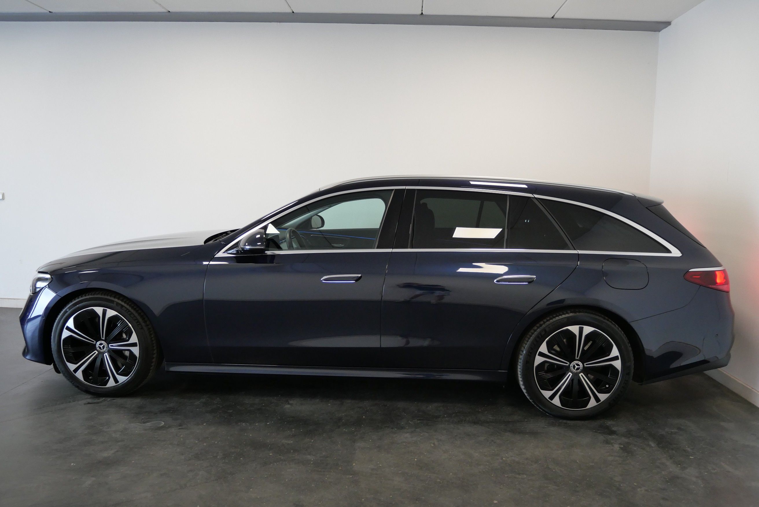 Mercedes-Benz Třídy E, E 300 2,0 D 145 kW DE 4MATIC - fotka 3