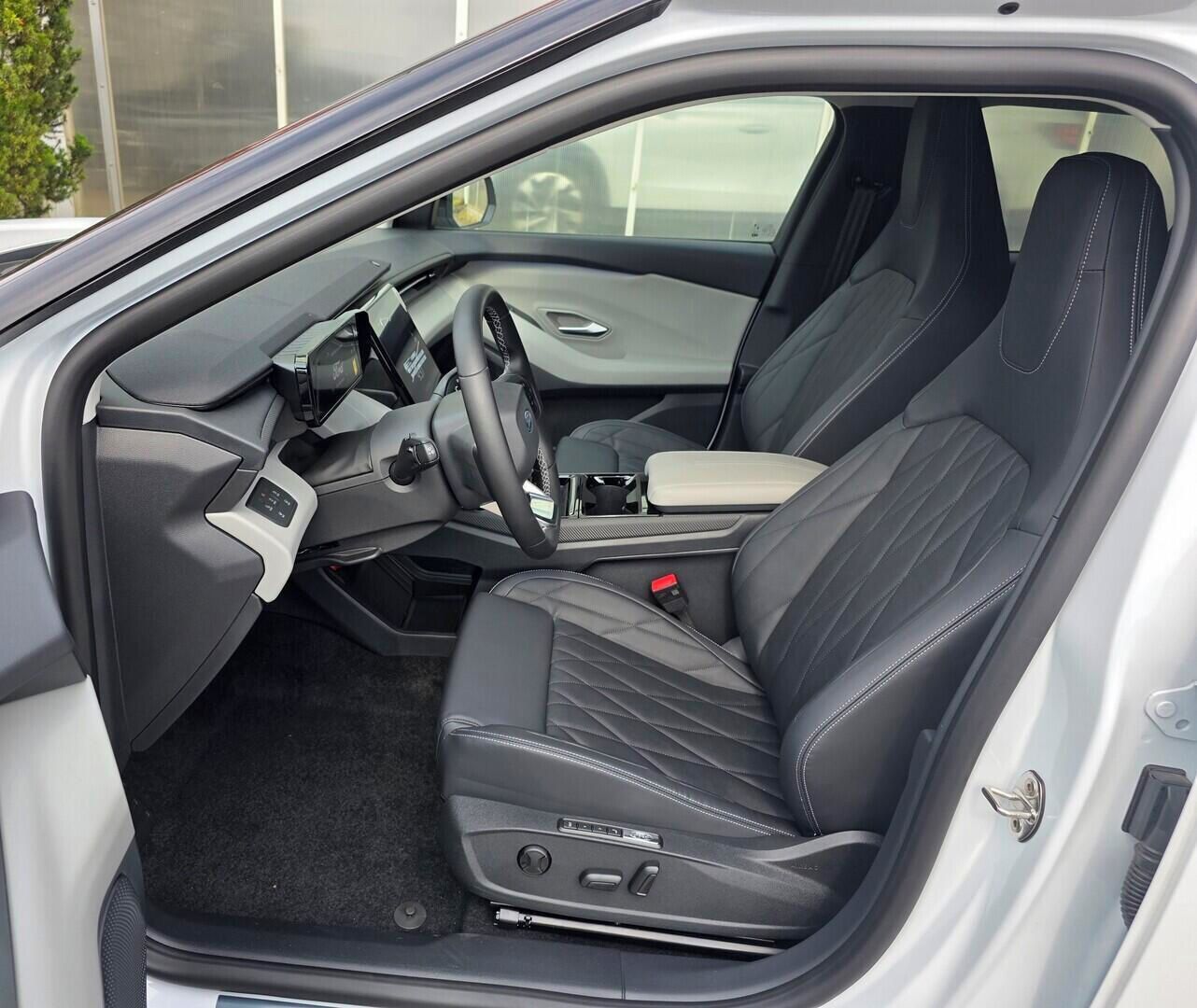 Ford Explorer, Elektrický  AWD Premium 79 kWh - fotka 4