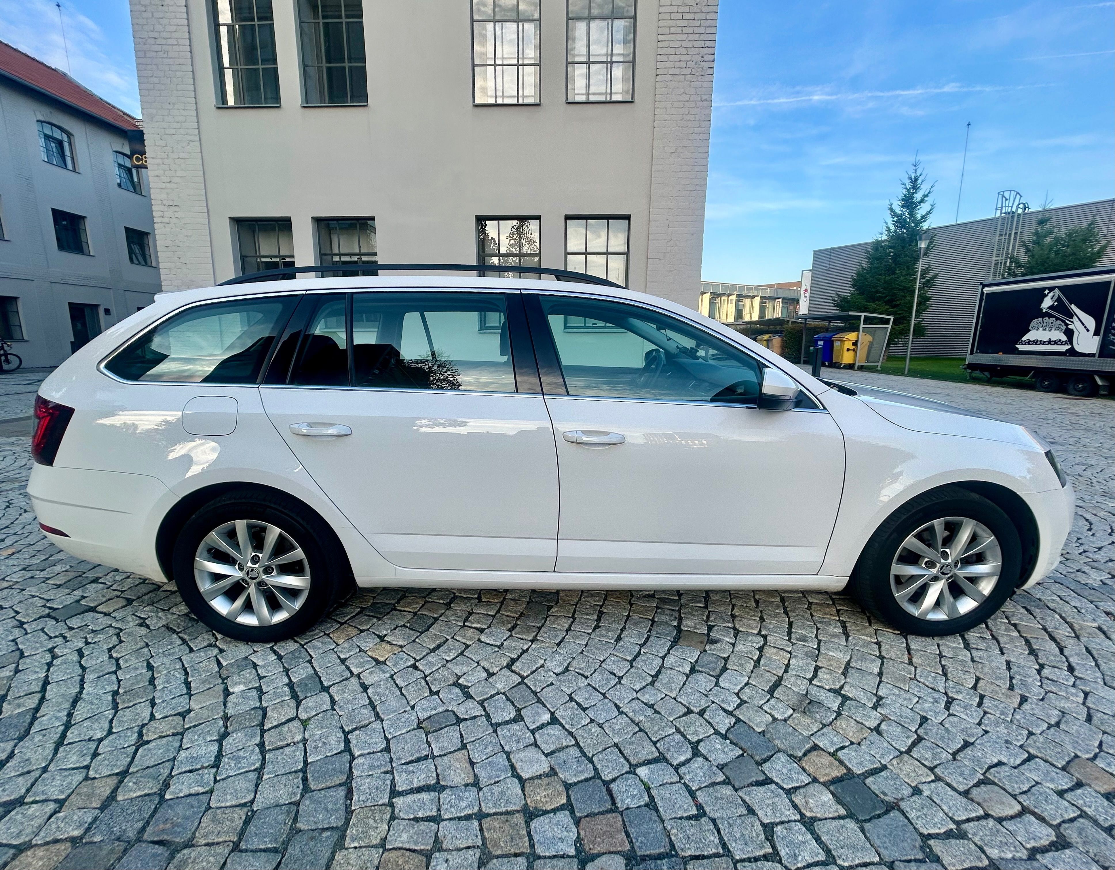 Škoda Octavia, 1.6TDi STYLE LED-VYHŘE-TAŽNÉ - fotka 5