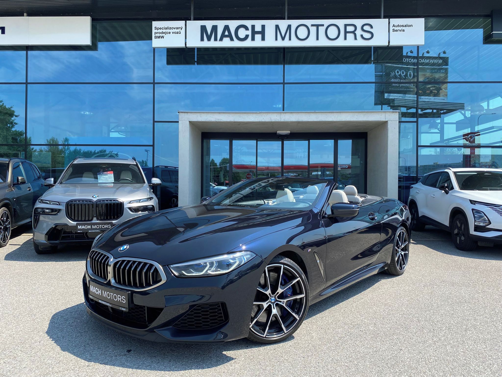BMW Řada 8, M850i xDrive Cabrio MAX výbava - fotka 2
