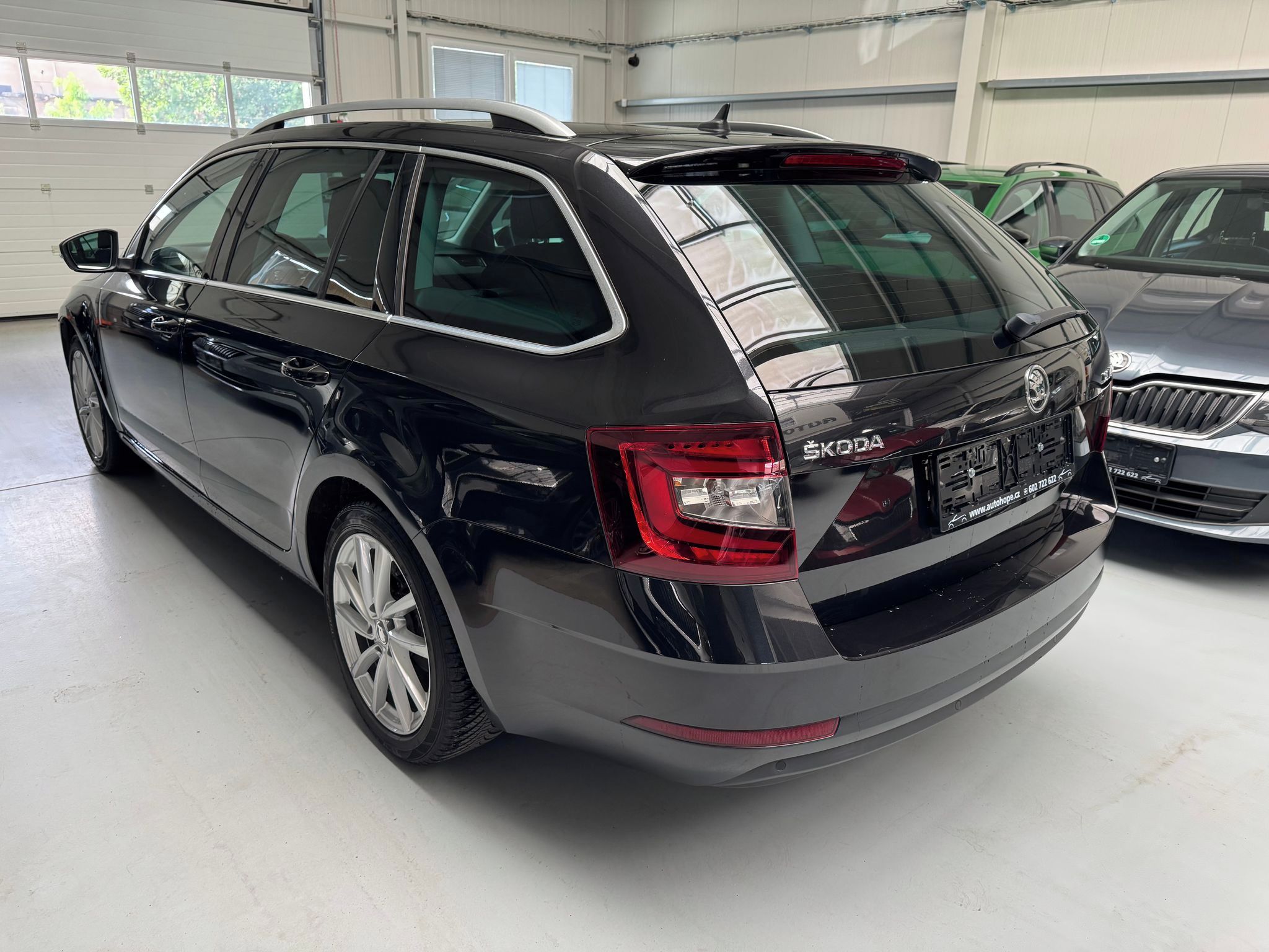 Škoda Octavia, combi 2.0 TDI DSG Style - fotka 4