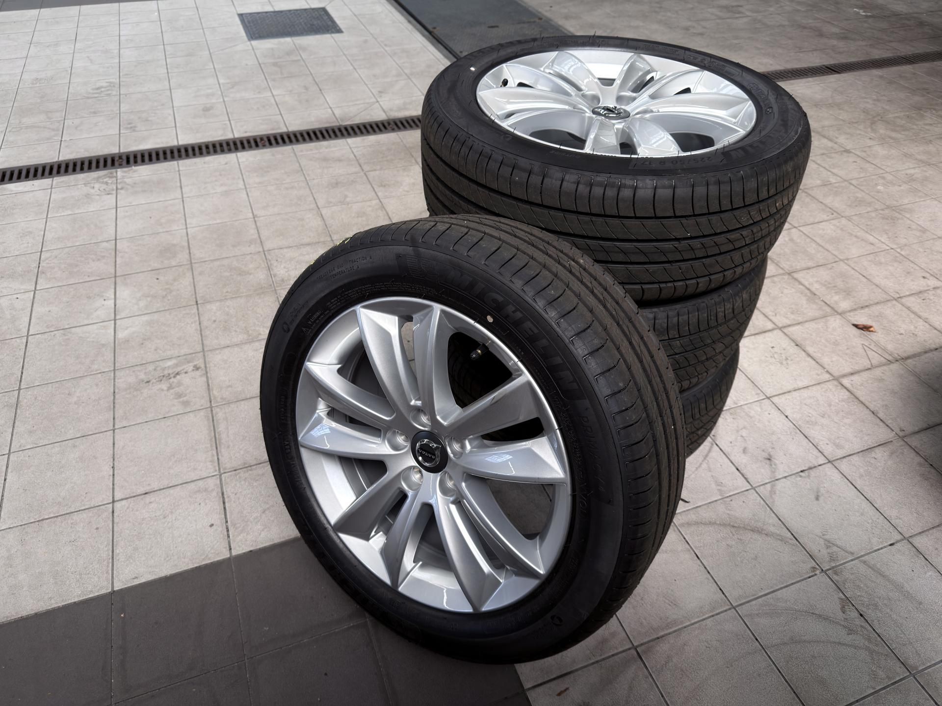 Volvo V60, B4 FWD CORE +sada obutých kol - fotka 2