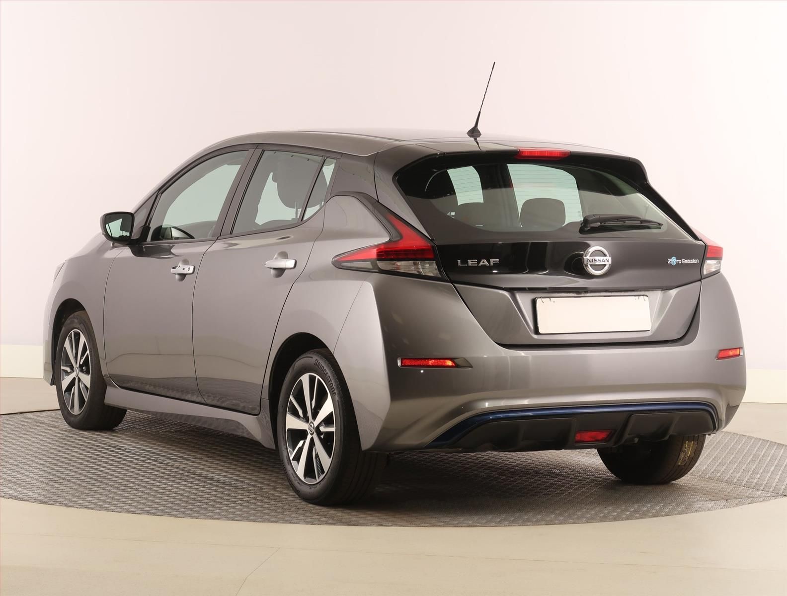 Nissan LEAF, 40 kWh, SoH 90%, Automat - fotka 4