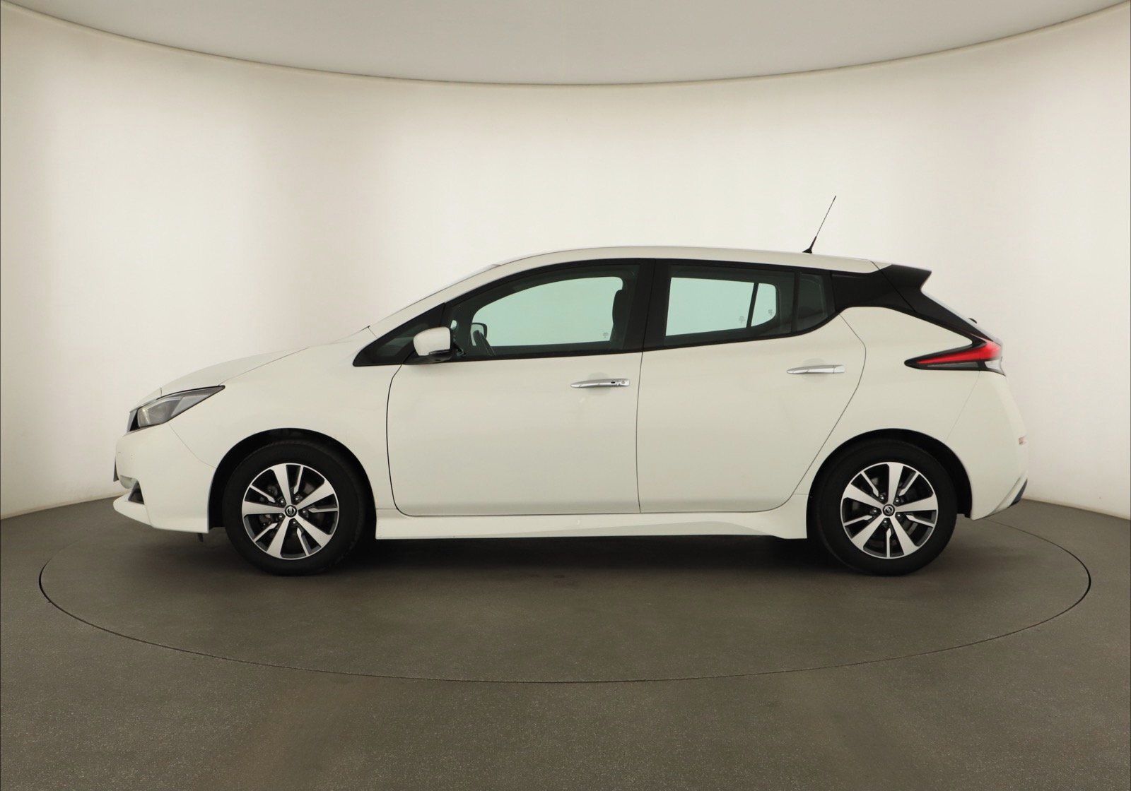 Nissan LEAF, 40 kWh, SoH 92%, Automat - fotka 3