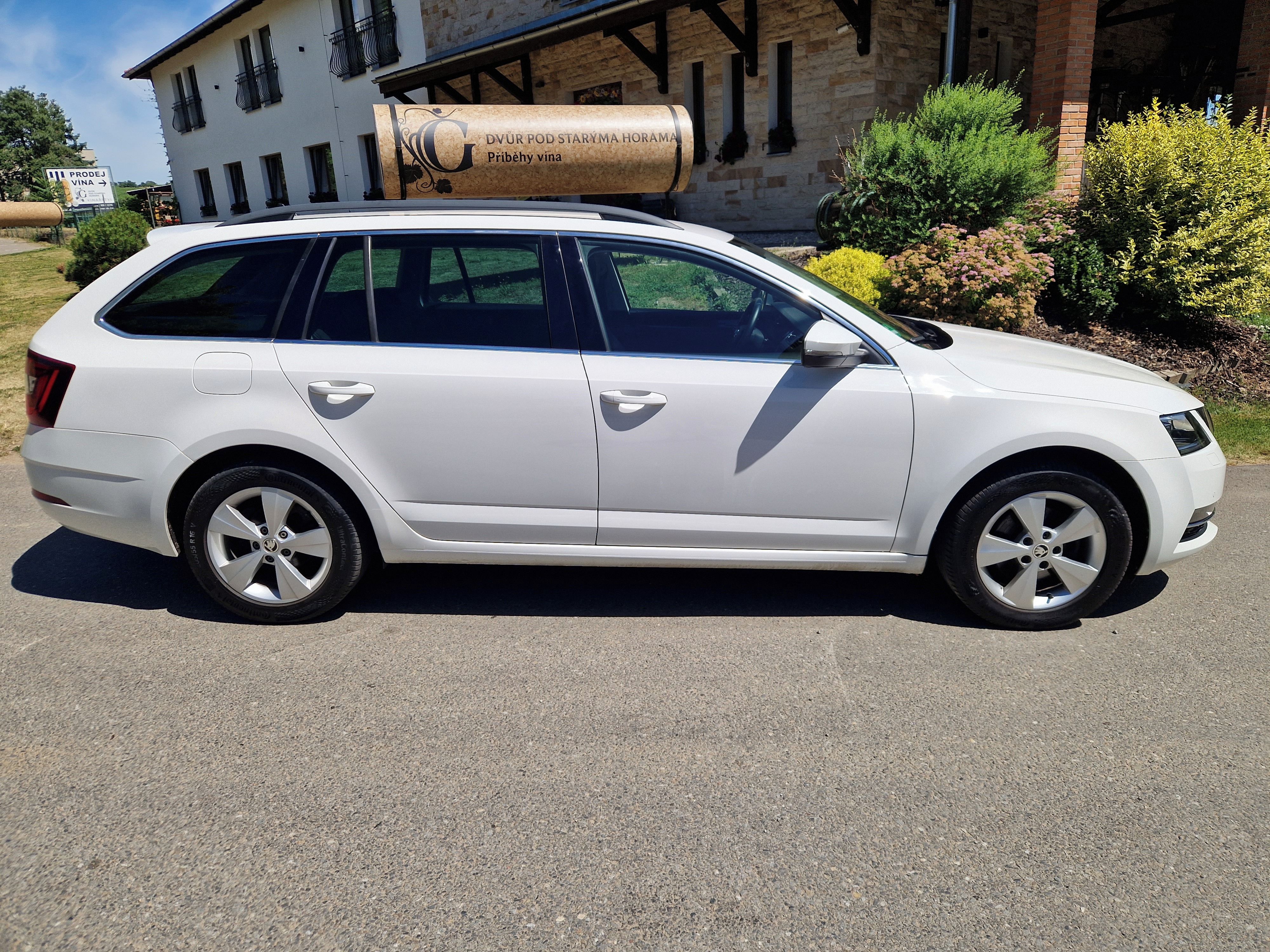 Škoda Octavia, 3 1,5 TSI 110KW,vyhř.sed, navi - fotka 2