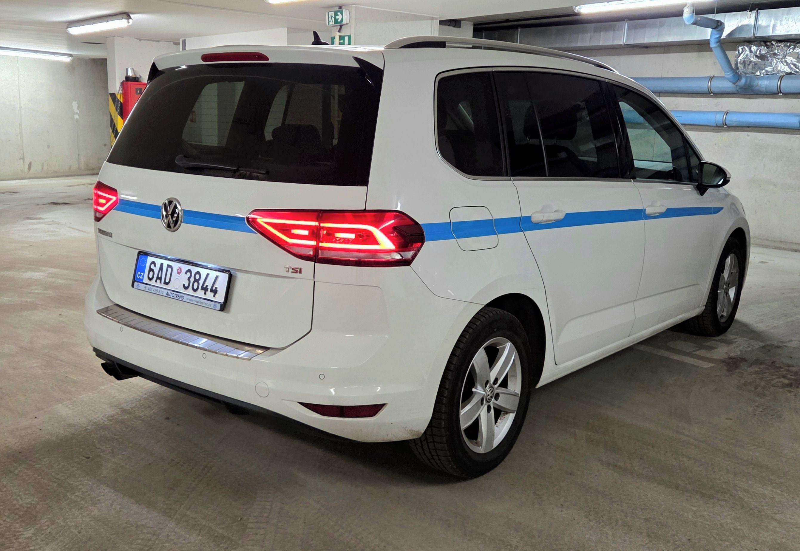 Volkswagen Touran, 1.4 TSi, HighLine, 1. majitel - fotka 3