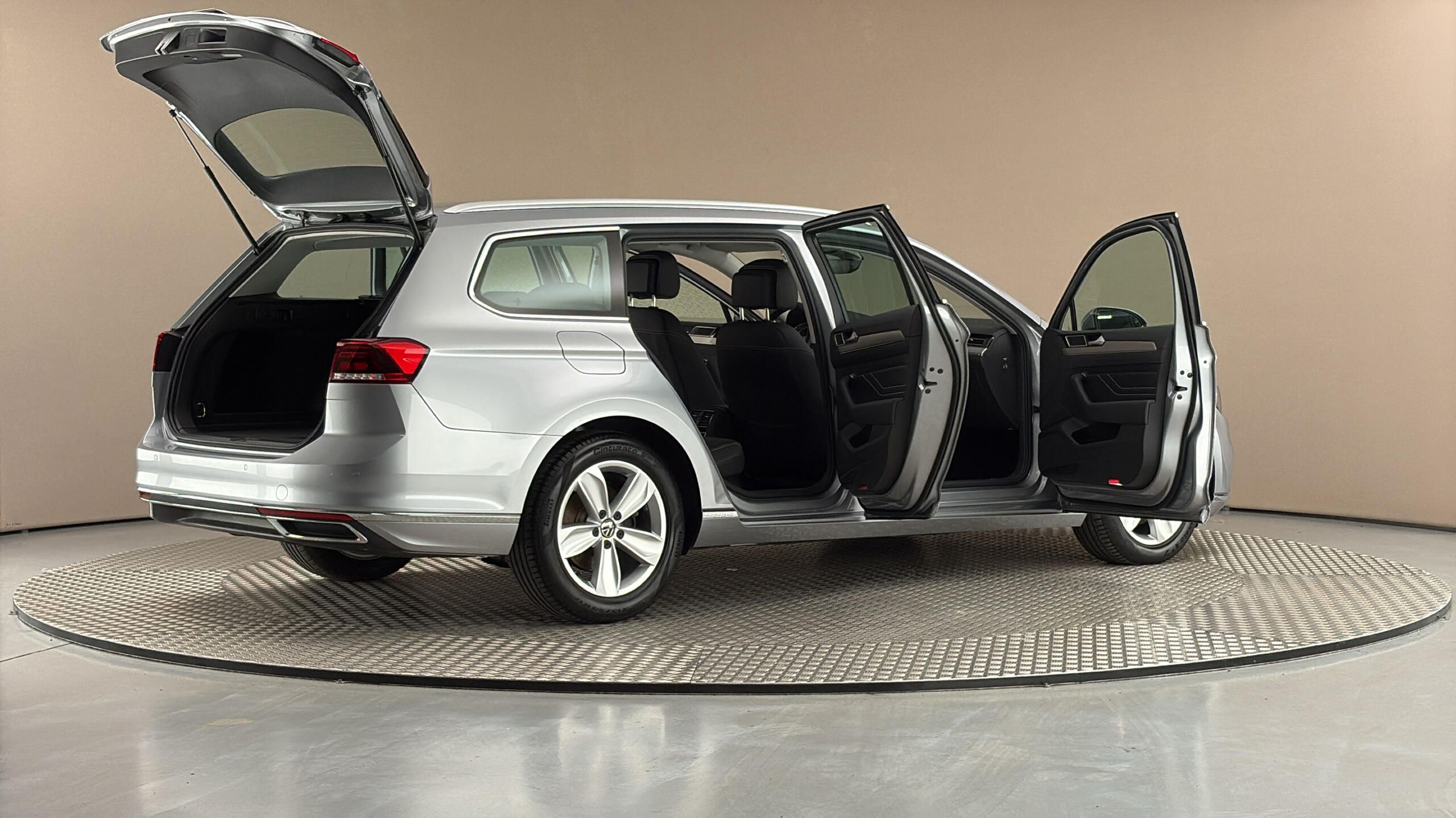 Volkswagen Passat, 2.0 TDI DSG Elegance Variant - fotka 6