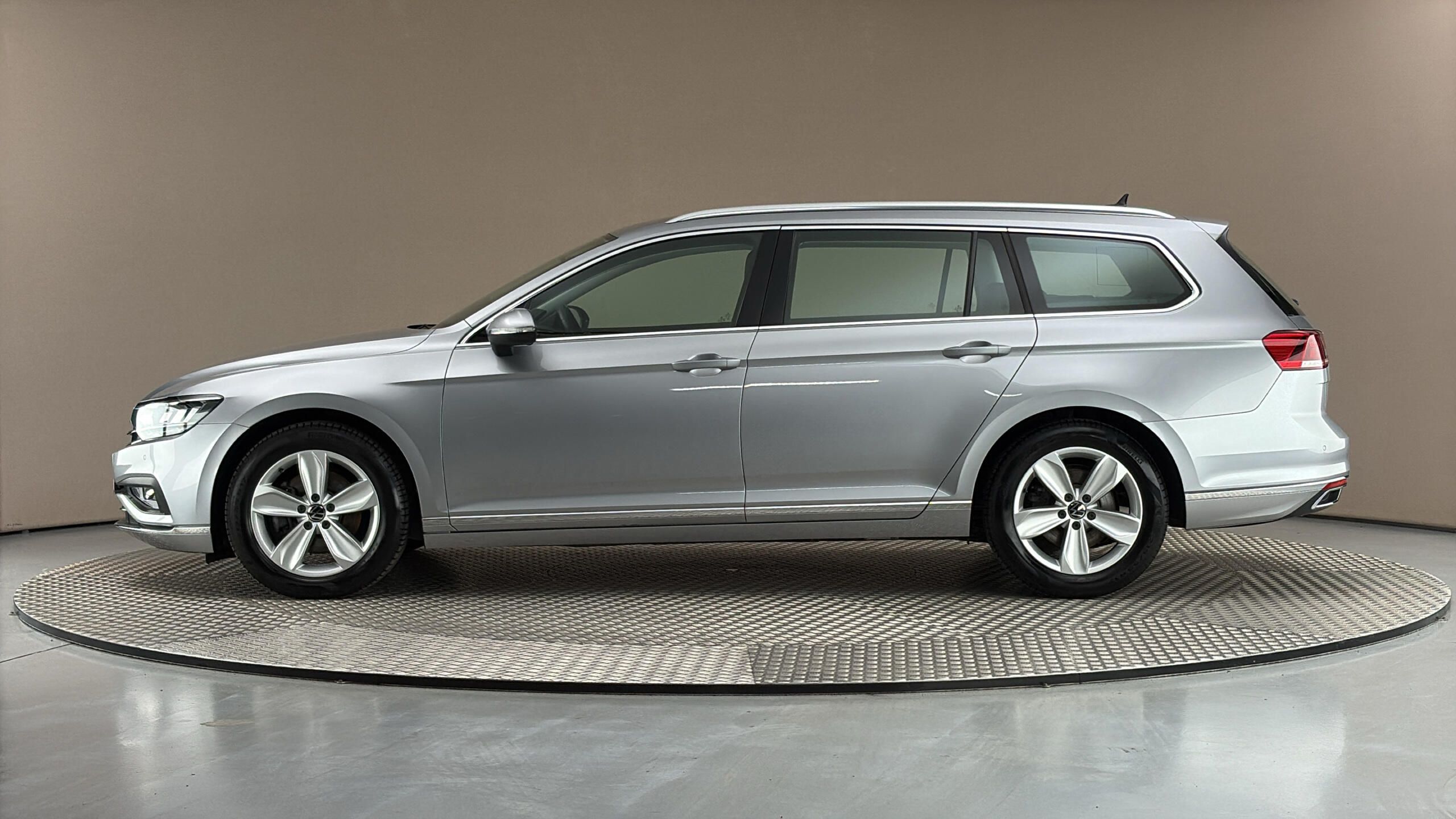 Volkswagen Passat, 2.0 TDI DSG Elegance Variant - fotka 4