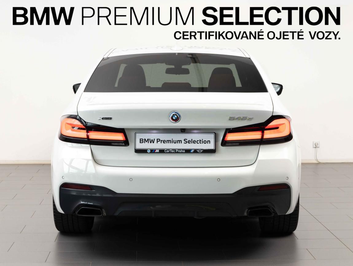 BMW Řada 5, 545e xDrive Sedan - fotka 4