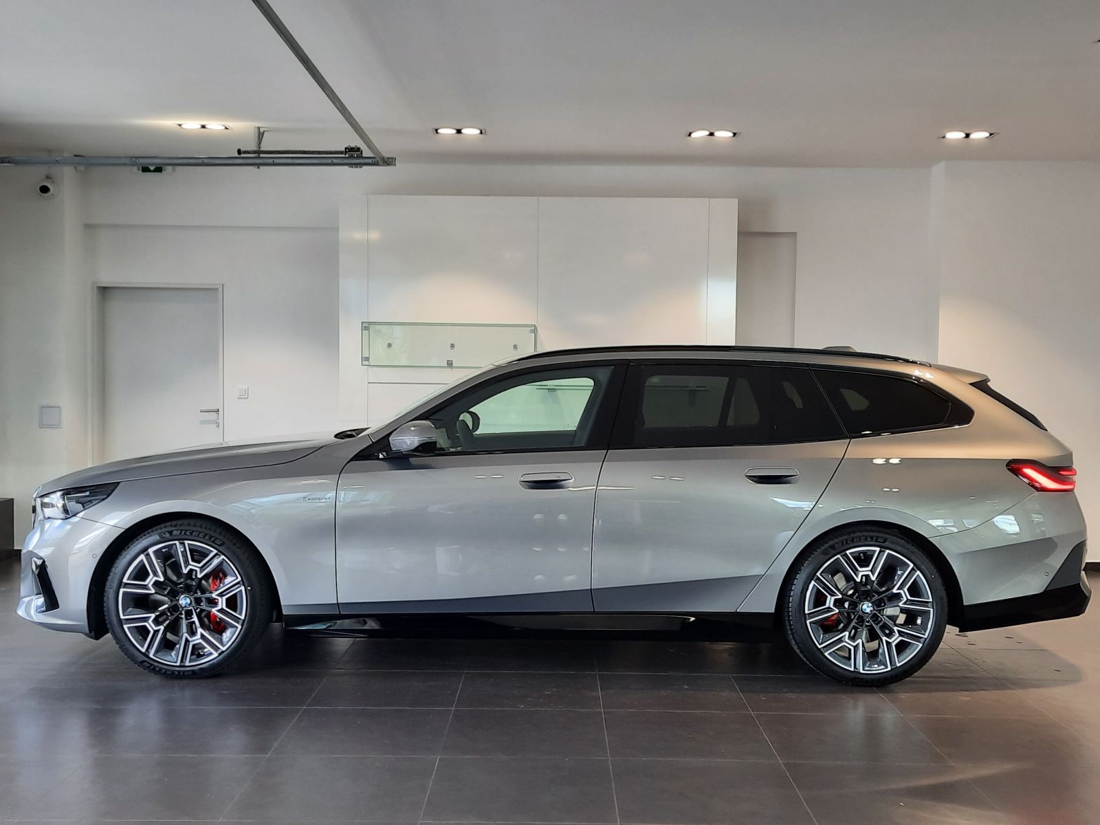 BMW Řada 5, 540d xDrive Touring M Sport - fotka 3