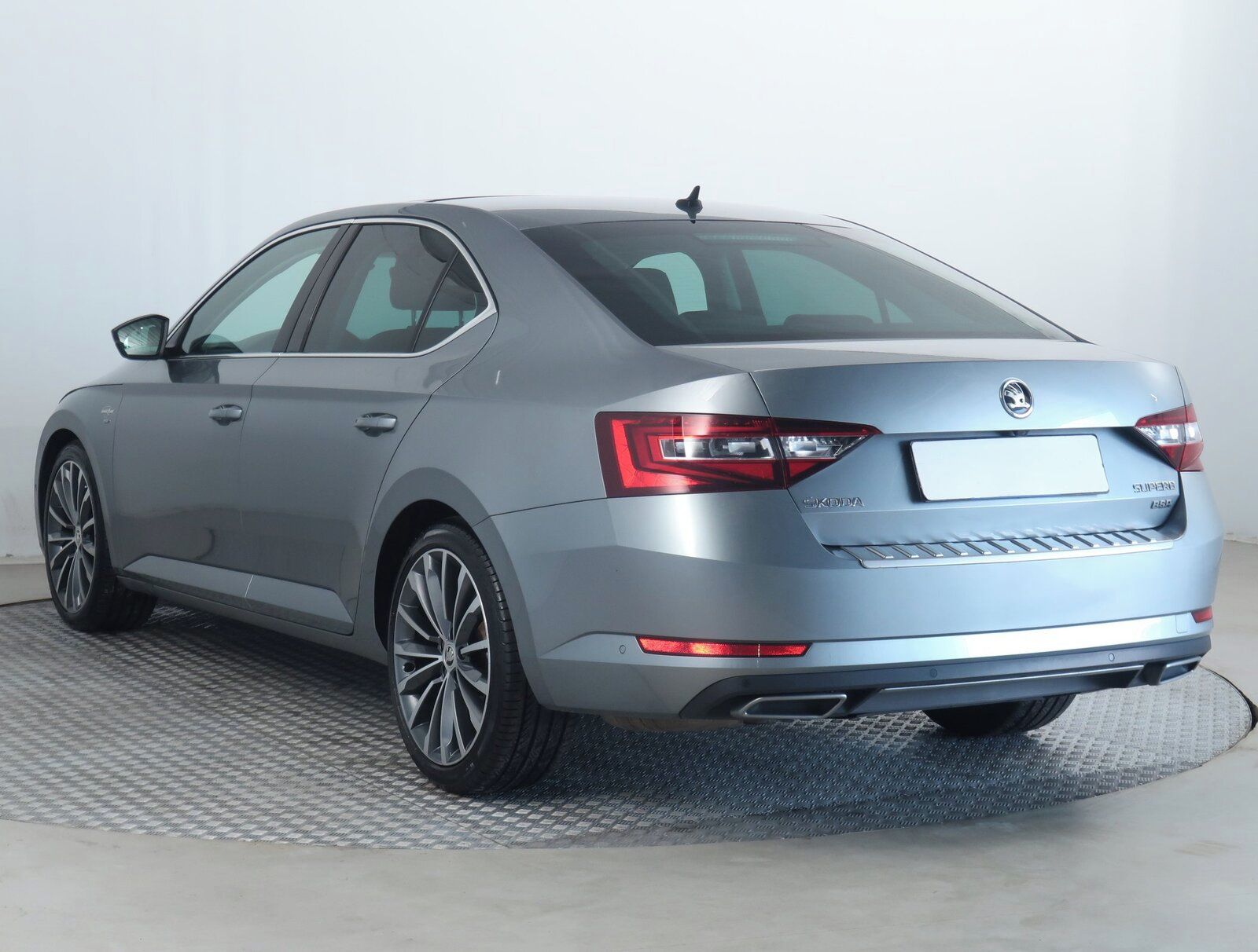 Škoda Superb, 2.0 TDI, Laurin&Klement - fotka 4