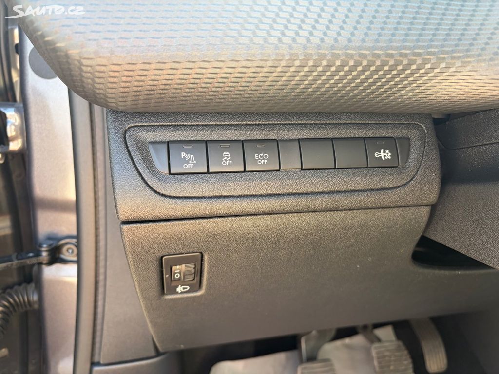 Peugeot 2008, 1,6 HDi,68kW,SERVISKA,1.MAJIT.