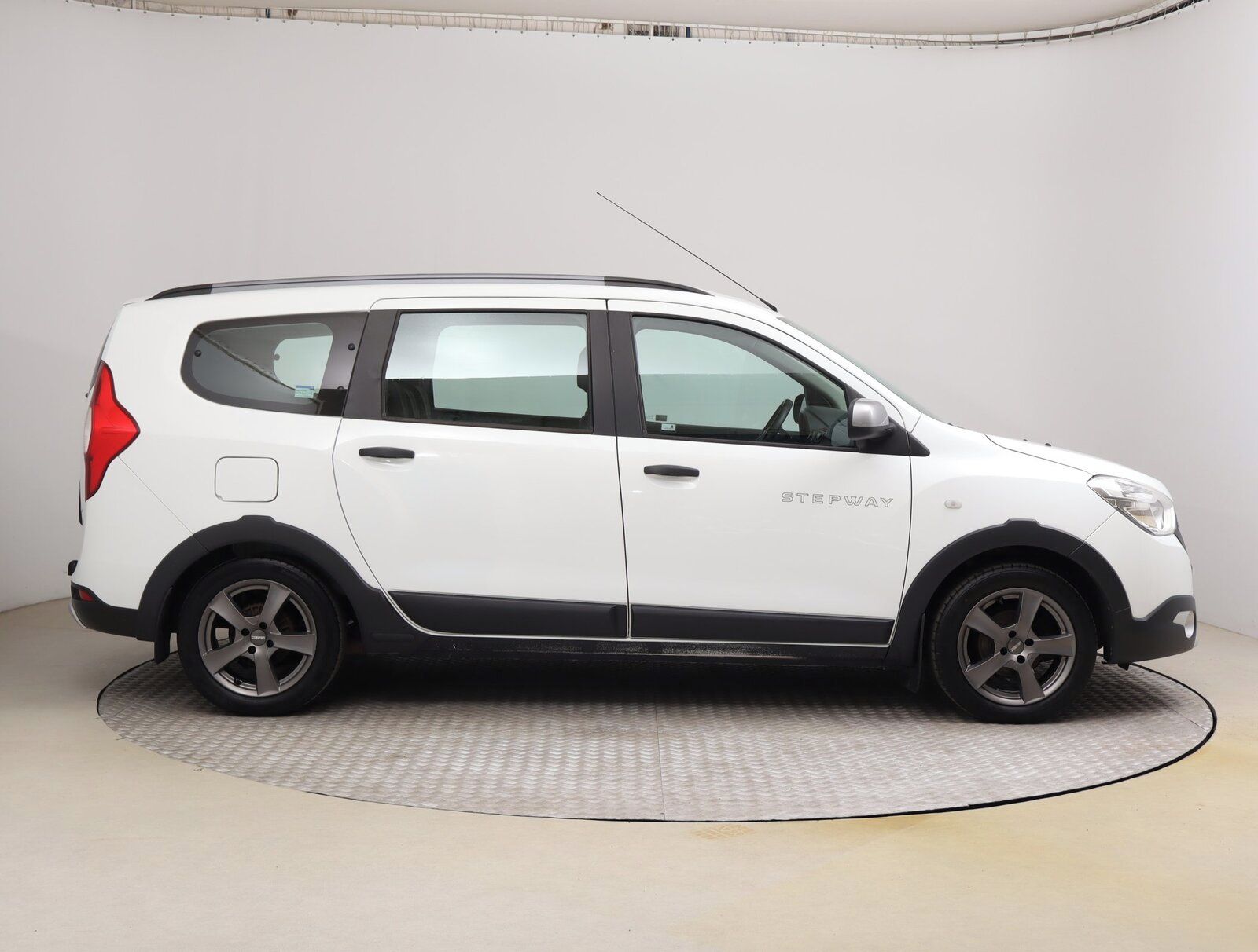 Dacia Lodgy, 1.6 SCe, Stepway, 7 míst, ČR - fotka 6