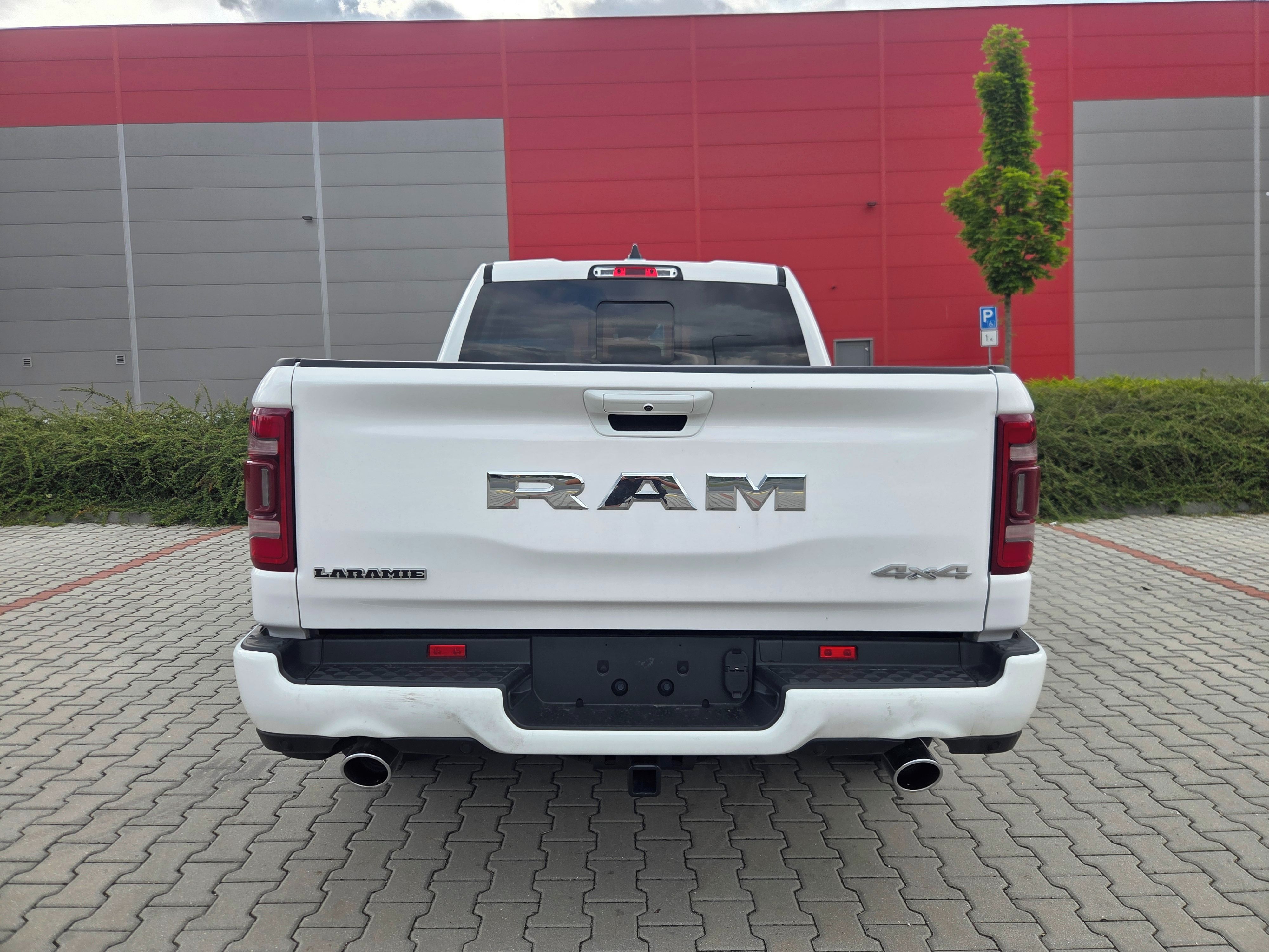 Dodge Ram, 1500 Laramie 4x4 Hemi V8 - fotka 6