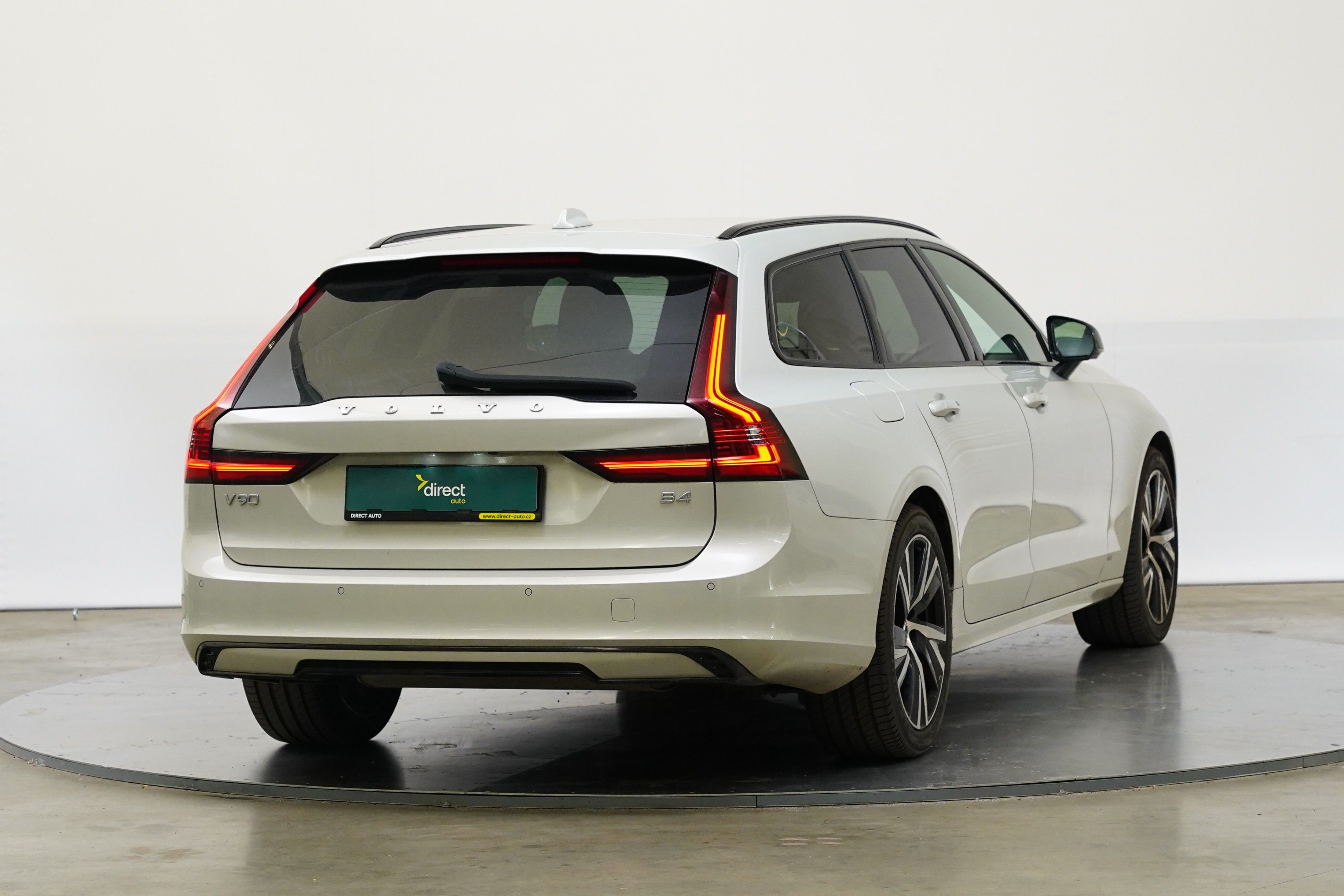 Volvo V90, 2.0 B4 145 kW R-Design - fotka 2