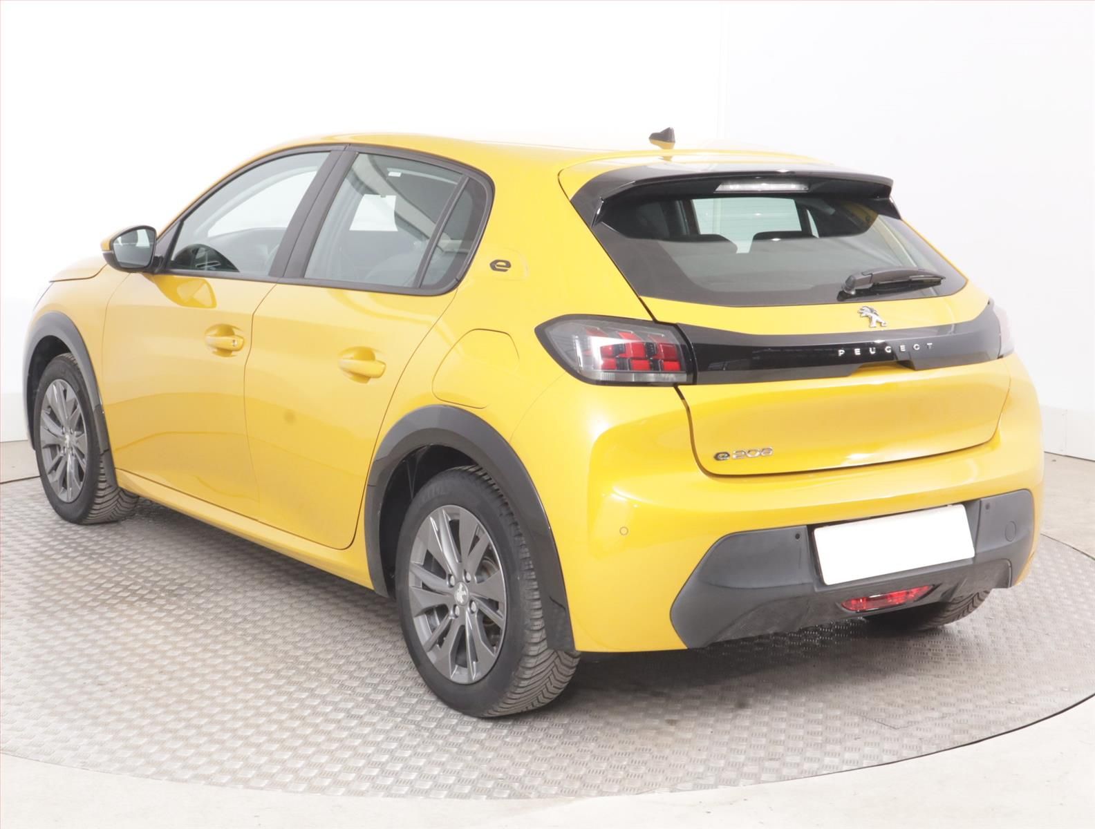 Peugeot 208, 50 kWh, SoH 89%, Automat - fotka 4