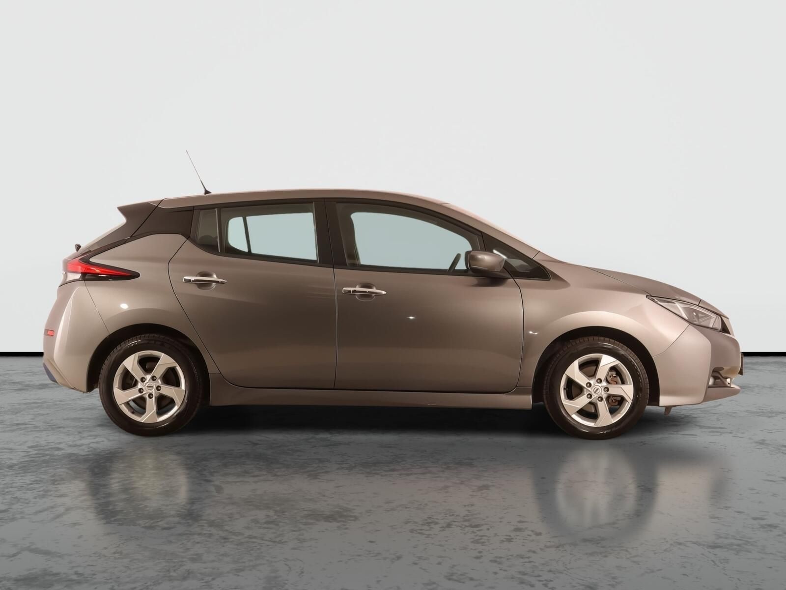 Nissan LEAF, 40 kWh, SoH 92%, Automat - fotka 6