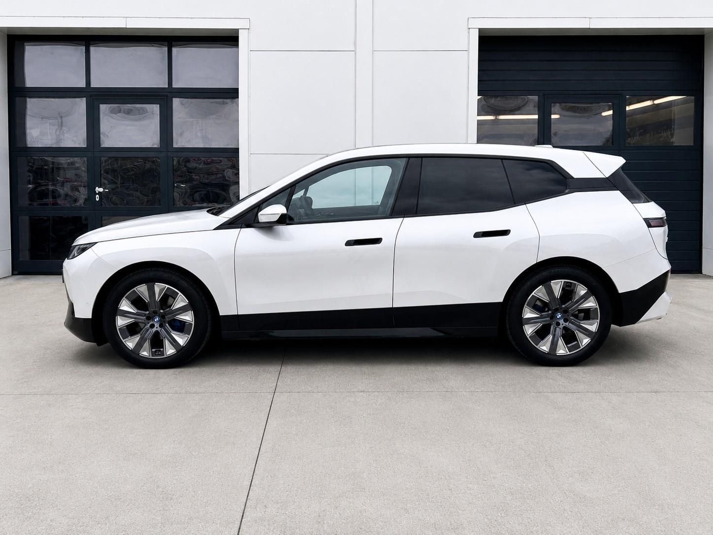 BMW iX, xDrive40 Sport Paket - fotka 3