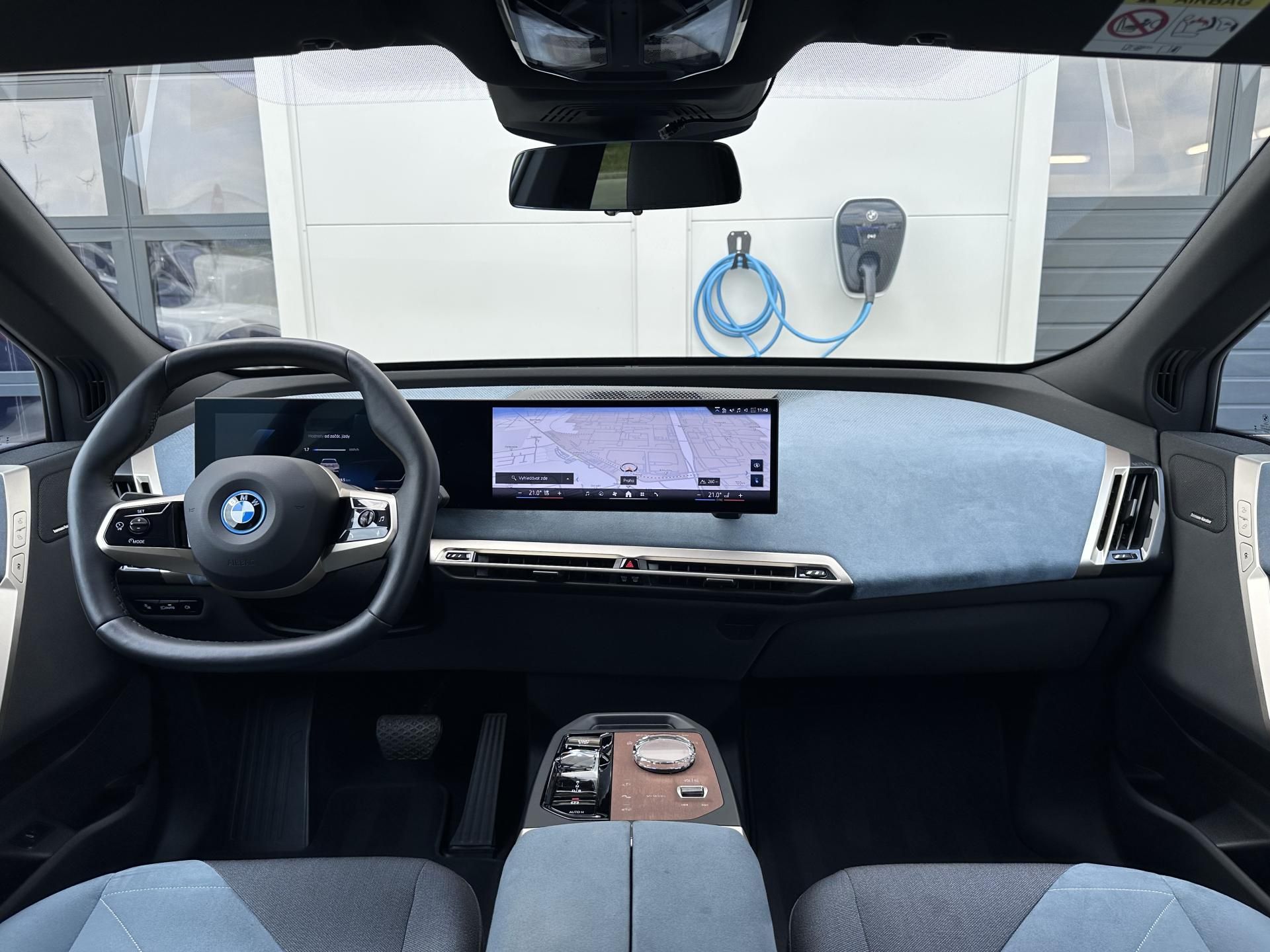 BMW iX, xDrive40 Sport Paket - fotka 6