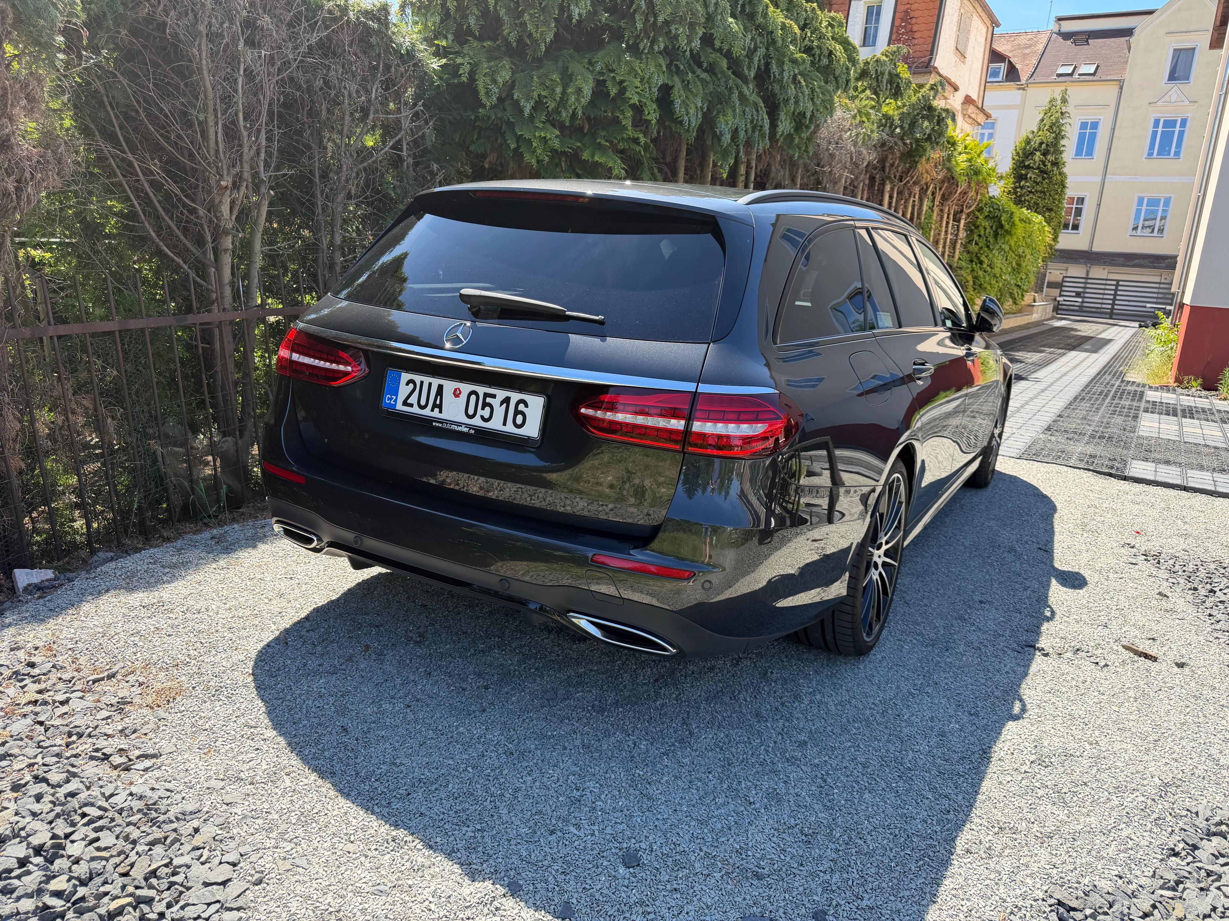 Mercedes-Benz Třídy E, Mercedes-Benz E300D AMG 4MATIC - fotka 3
