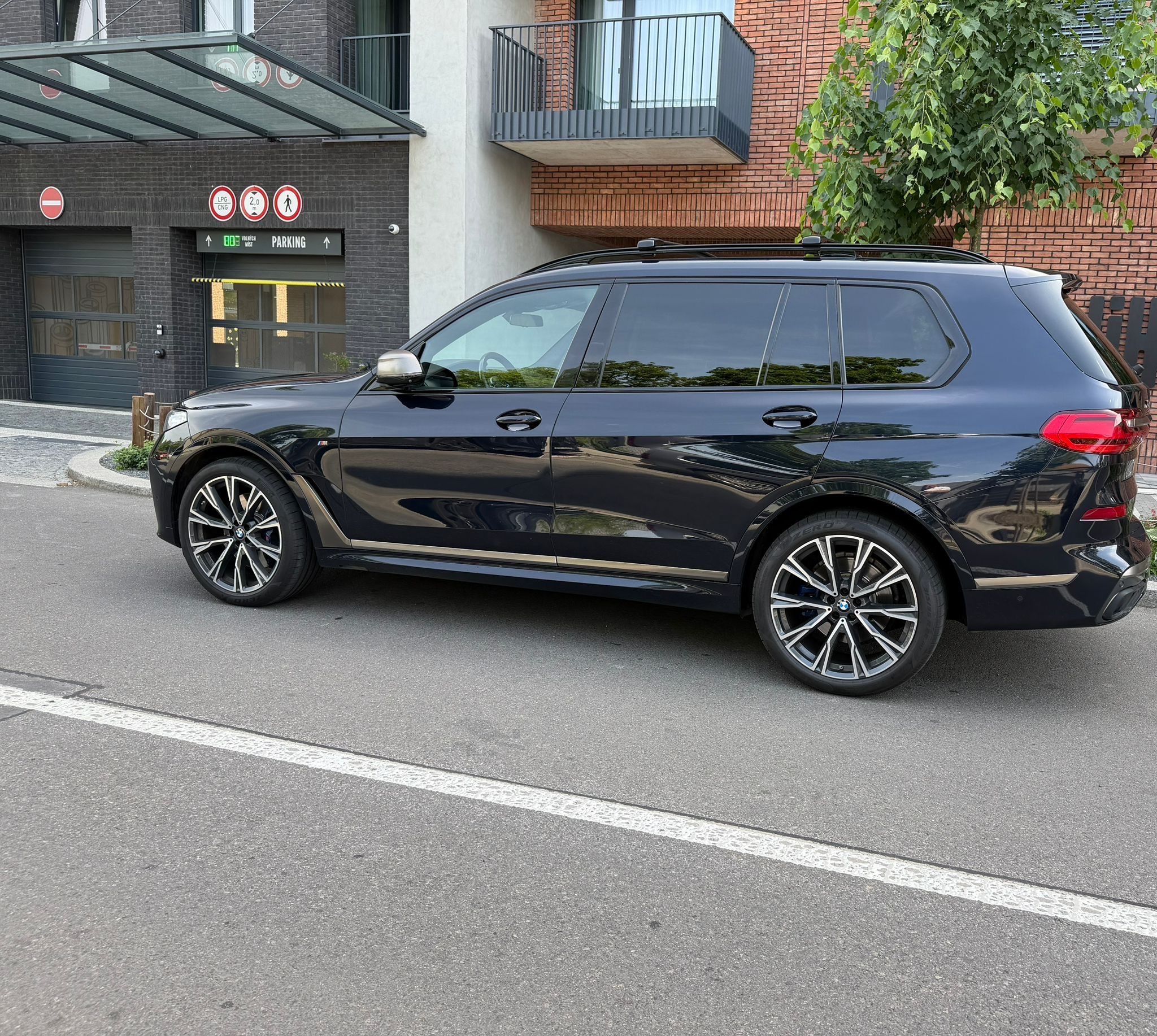 BMW X7, M50d Max možná výbava ČR B&W - fotka 2
