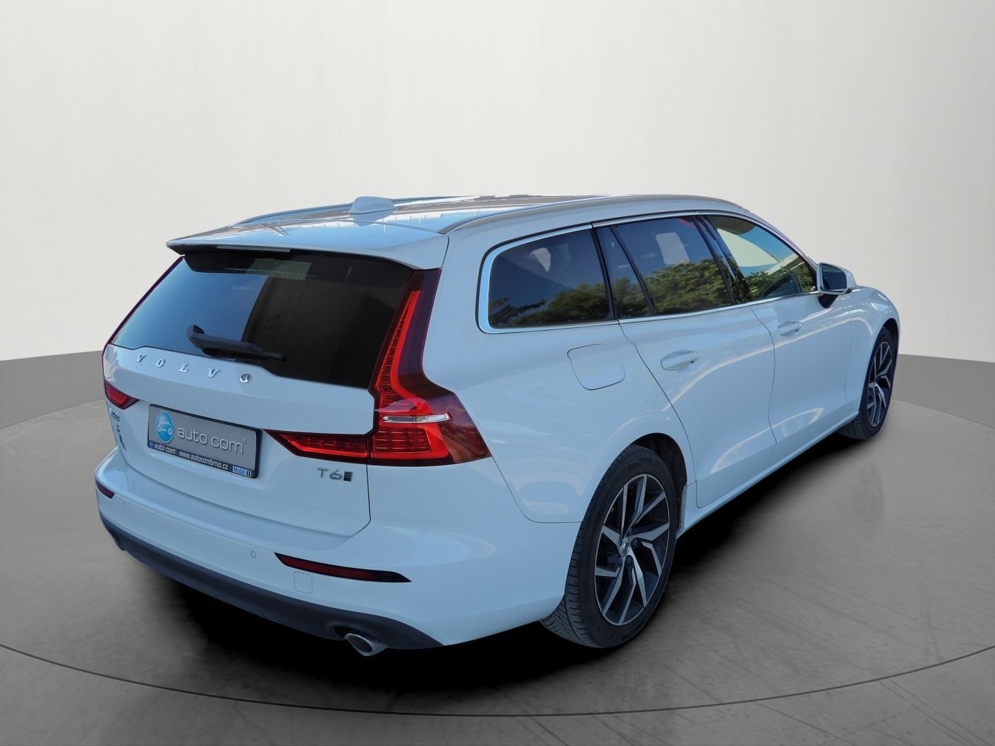 Volvo V60, 2.0 T6 AWD PHEV Momentum - fotka 4